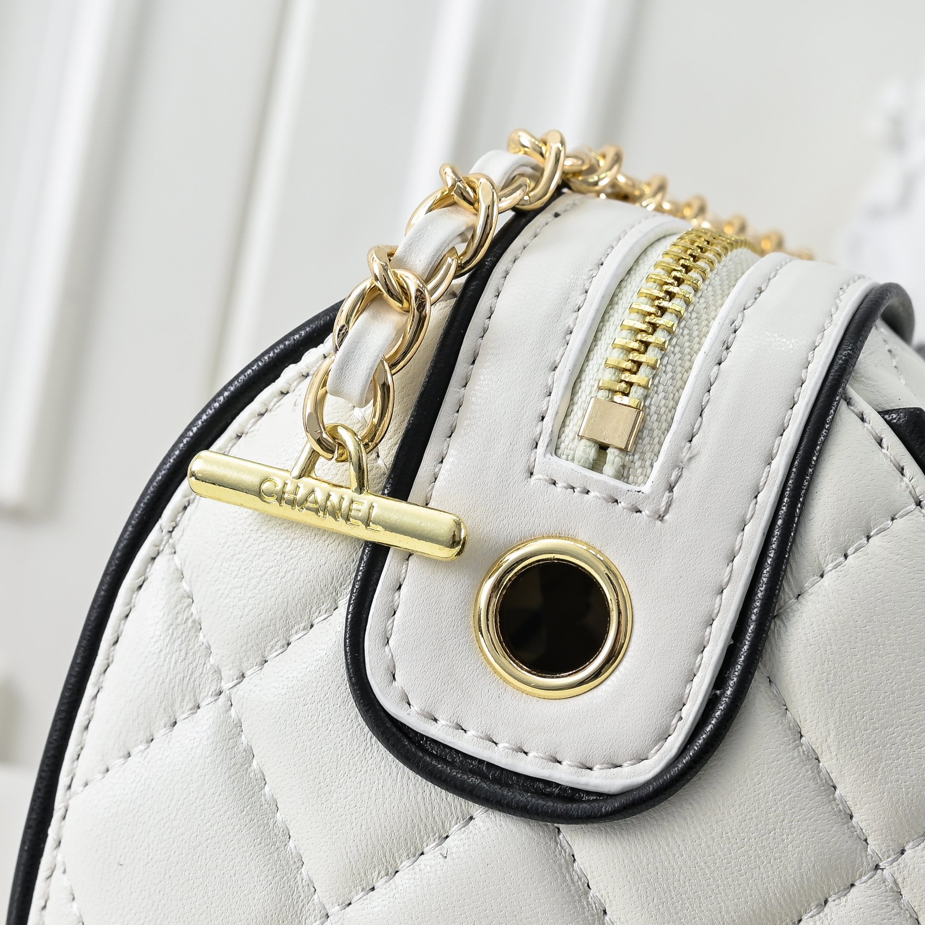 ￥CHANE*25。新款mini拼色保龄球
一眼就爱上的小可爱！这只小巧精致近期真的太火🔥一眼就能相中的