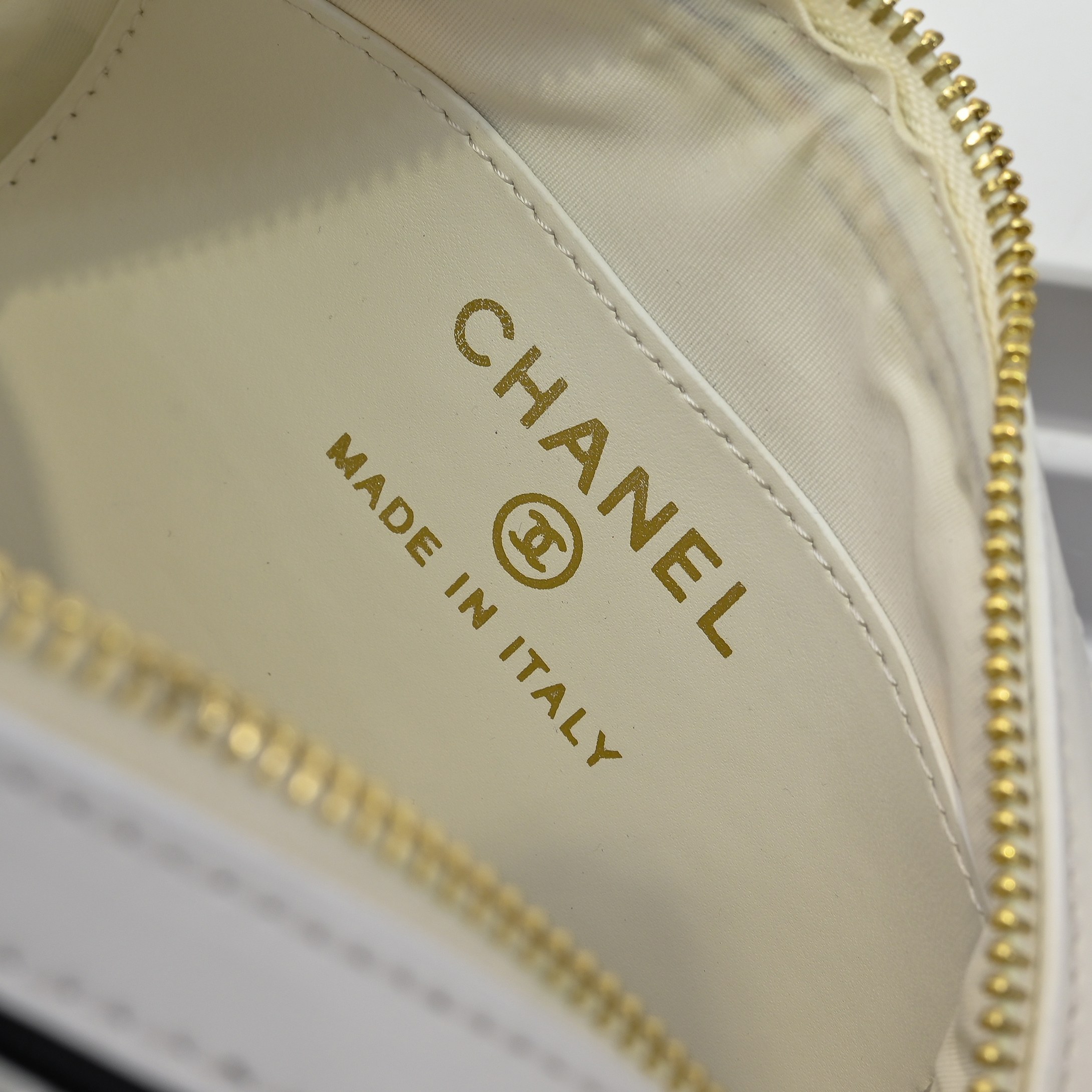 ￥CHANE*25。新款mini拼色保龄球
一眼就爱上的小可爱！这只小巧精致近期真的太火🔥一眼就能相中的