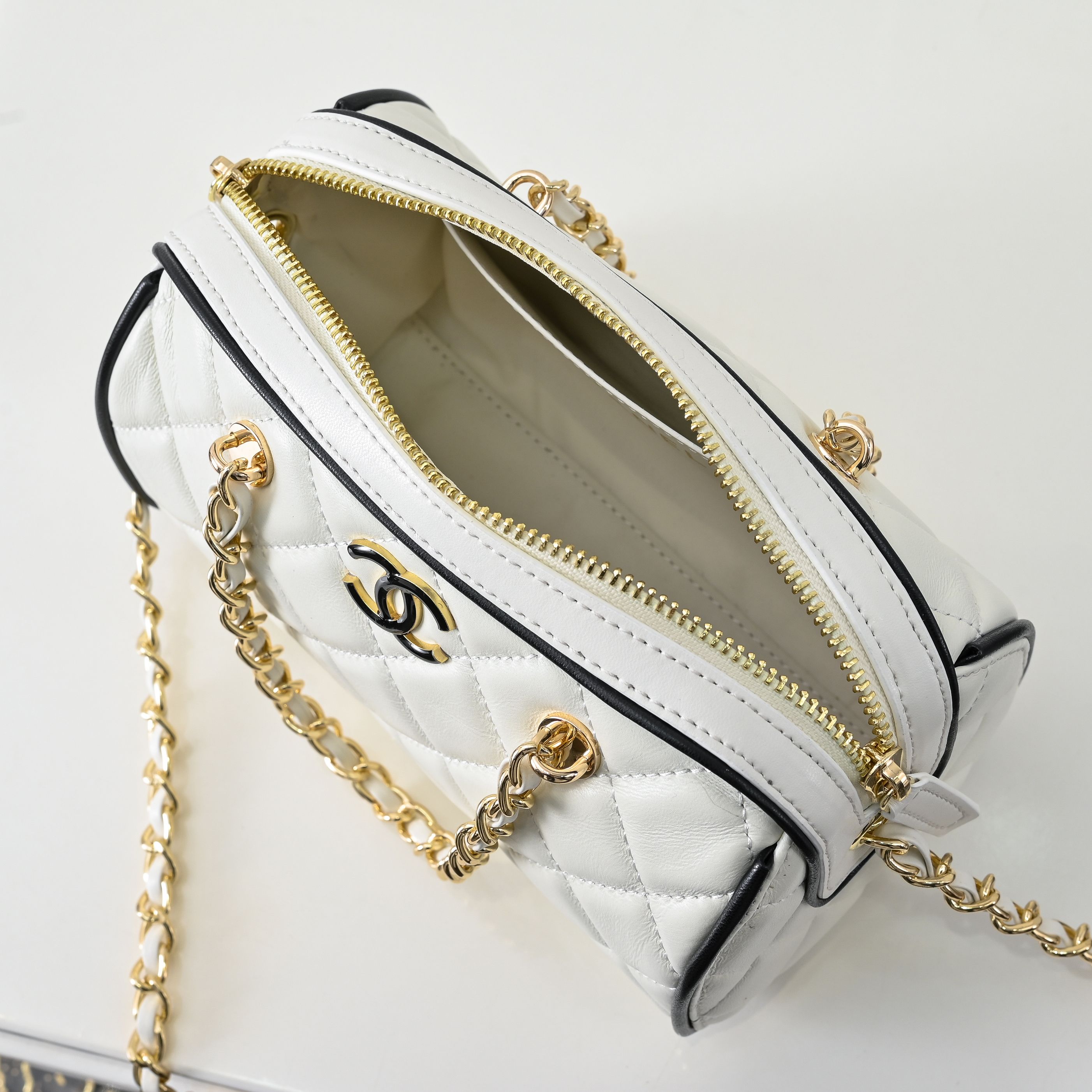 ￥CHANE*25。新款mini拼色保龄球
一眼就爱上的小可爱！这只小巧精致近期真的太火🔥一眼就能相中的