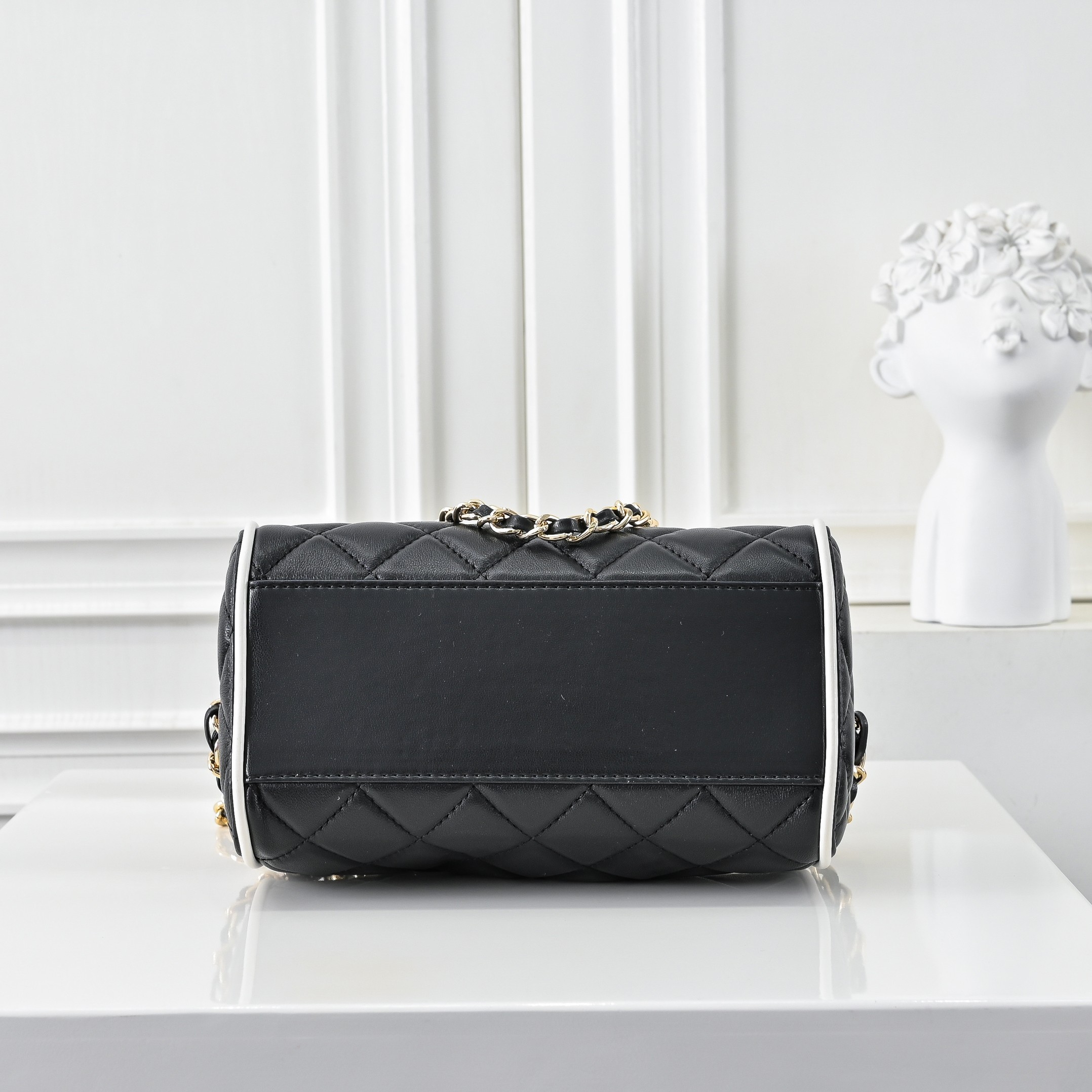 ￥CHANE*25。新款mini拼色保龄球
一眼就爱上的小可爱！这只小巧精致近期真的太火🔥一眼就能相中的