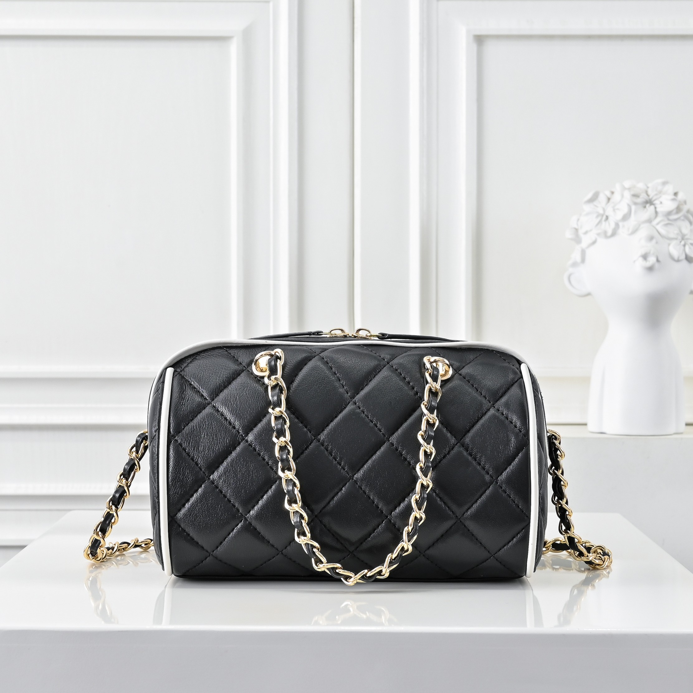 ￥CHANE*25。新款mini拼色保龄球
一眼就爱上的小可爱！这只小巧精致近期真的太火🔥一眼就能相中的