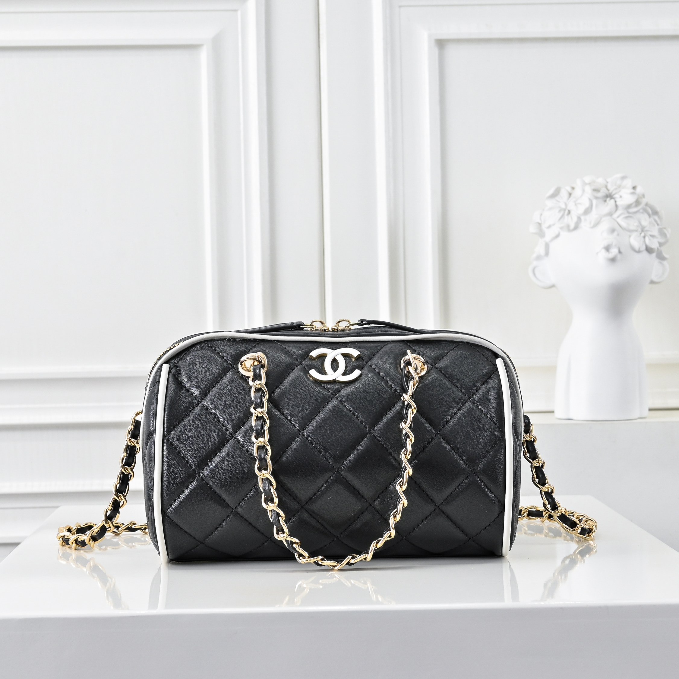 ￥CHANE*25。新款mini拼色保龄球
一眼就爱上的小可爱！这只小巧精致近期真的太火🔥一眼就能相中的