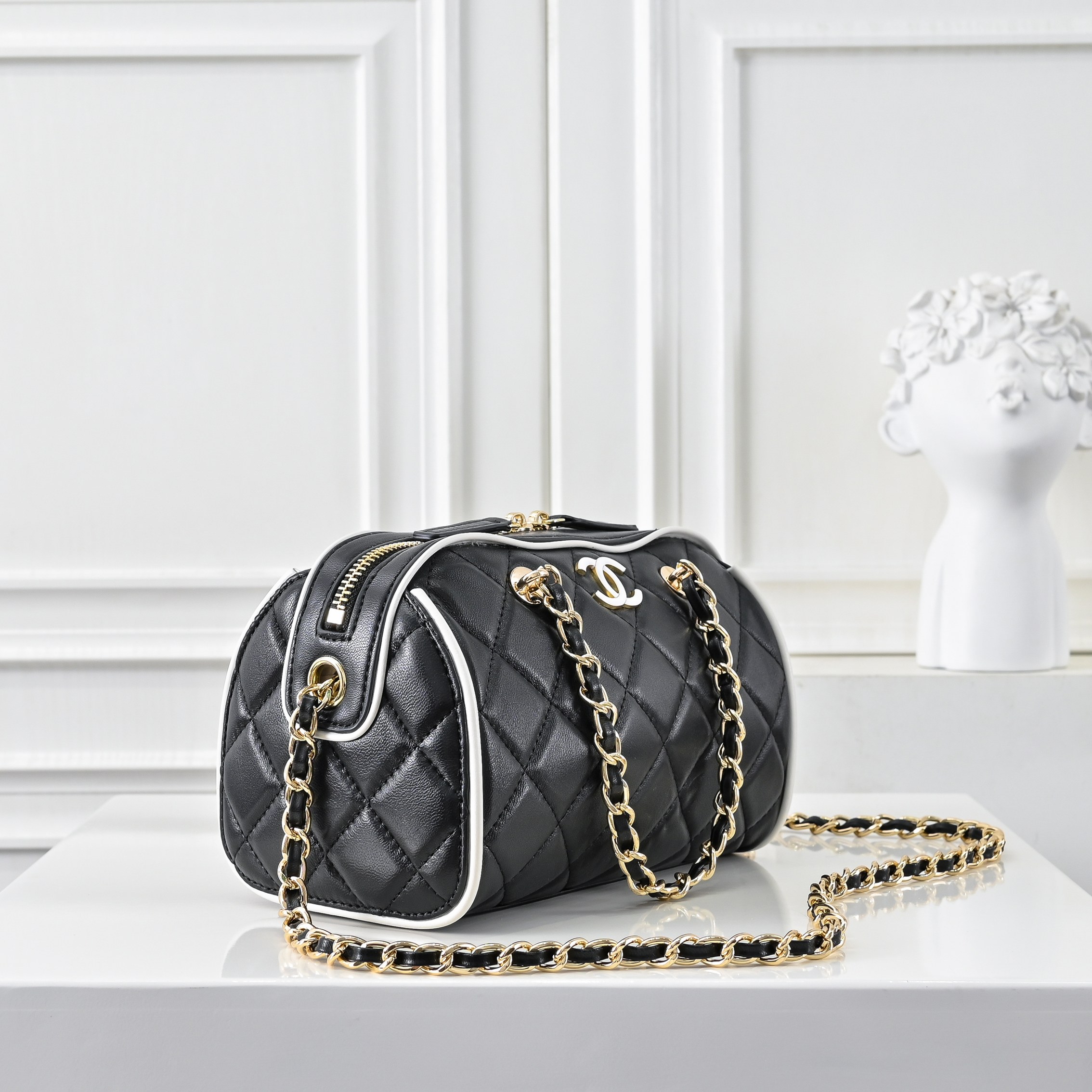 ￥CHANE*25。新款mini拼色保龄球
一眼就爱上的小可爱！这只小巧精致近期真的太火🔥一眼就能相中的