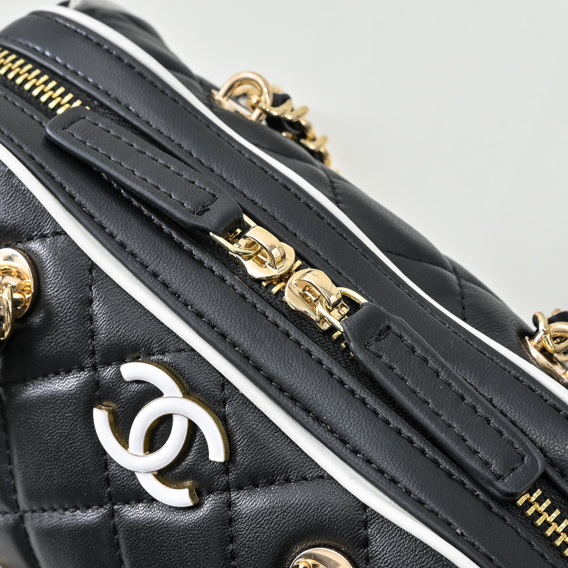 ￥CHANE*25。新款mini拼色保龄球
一眼就爱上的小可爱！这只小巧精致近期真的太火🔥一眼就能相中的