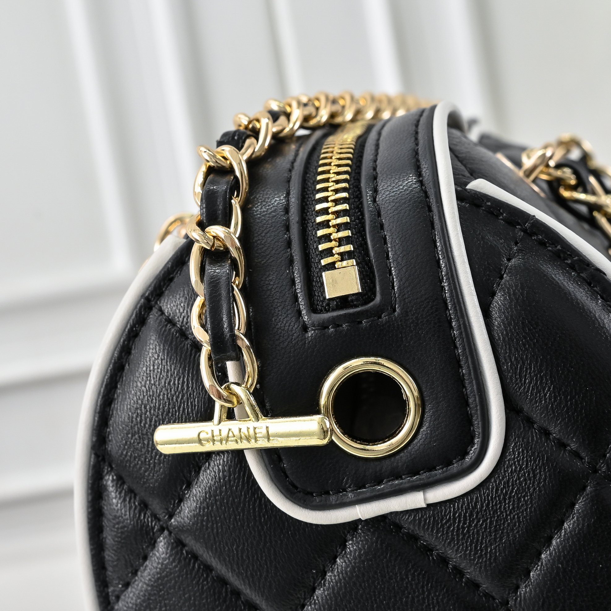 ￥CHANE*25。新款mini拼色保龄球
一眼就爱上的小可爱！这只小巧精致近期真的太火🔥一眼就能相中的