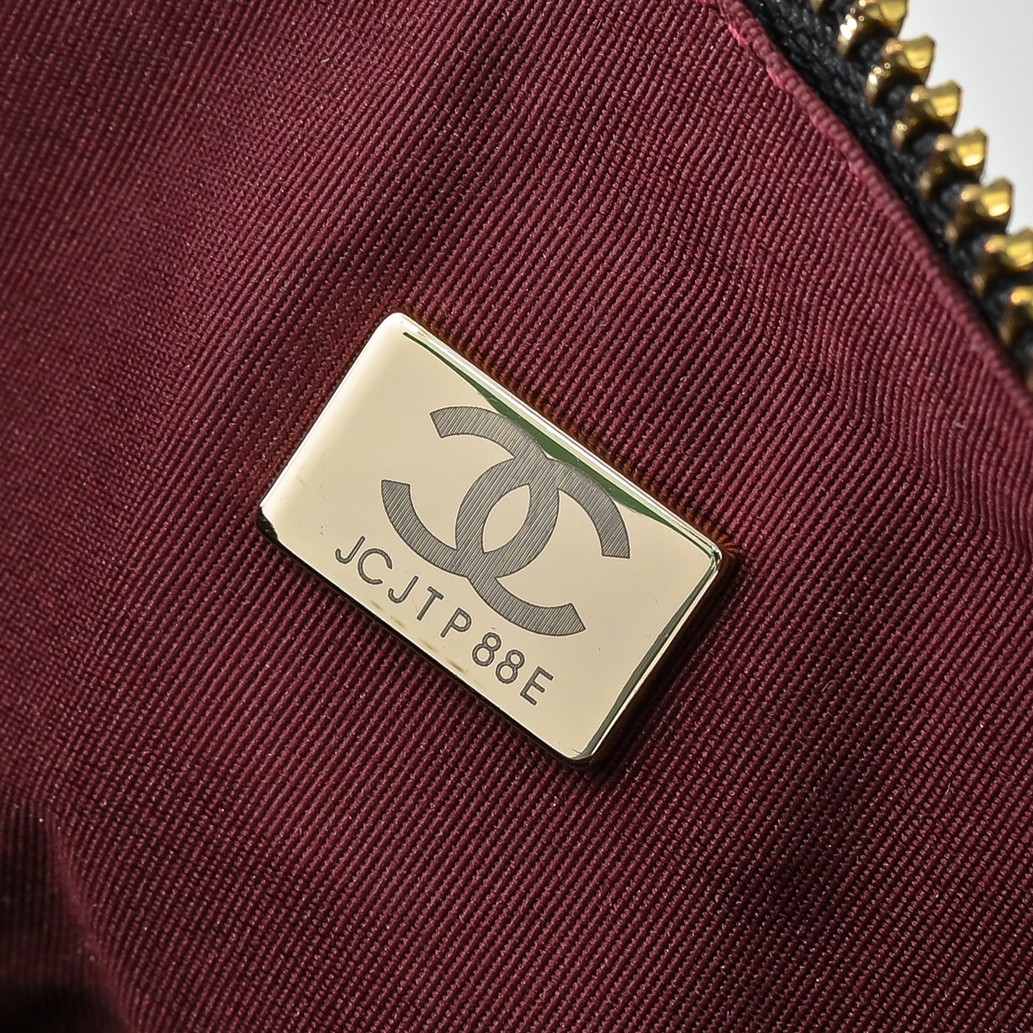 ￥CHANE*25。新款mini拼色保龄球
一眼就爱上的小可爱！这只小巧精致近期真的太火🔥一眼就能相中的