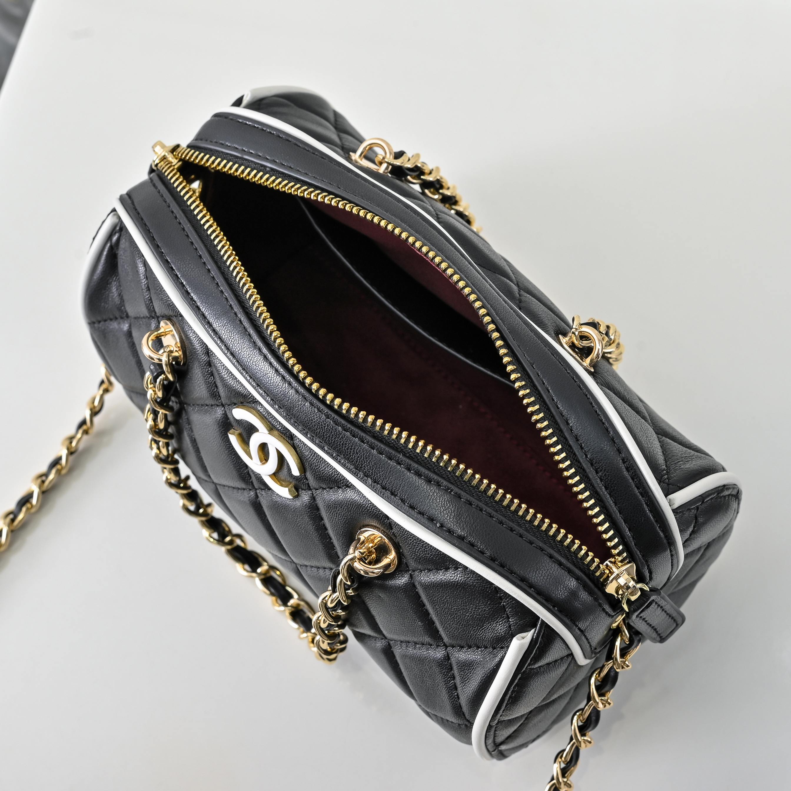 ￥CHANE*25。新款mini拼色保龄球
一眼就爱上的小可爱！这只小巧精致近期真的太火🔥一眼就能相中的