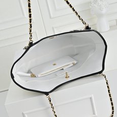 ¥ Chanel🧩26C早春系列 嬉皮包 mini tote💦采用进口小牛皮草编➕复古金属五金 皮质柔软 ¥ Chanel🧩26C早春系列 嬉皮包 mini tote💦采用进口小牛皮草编➕复古金属五金 皮质柔软