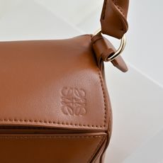 ¥LOEWE|长手柄Puzzle📚今年长手柄好像是流行趋势诶🔗Puzzle也长出了长手柄🎮小号size上 ¥LOEWE|长手柄Puzzle📚今年长手柄好像是流行趋势诶🔗Puzzle也长出了长手柄🎮小号size上