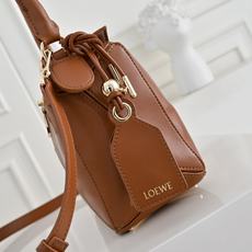¥LOEWE|长手柄Puzzle📚今年长手柄好像是流行趋势诶🔗Puzzle也长出了长手柄🎮小号size上 ¥LOEWE|长手柄Puzzle📚今年长手柄好像是流行趋势诶🔗Puzzle也长出了长手柄🎮小号size上
