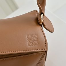 ¥LOEWE|长手柄Puzzle📚今年长手柄好像是流行趋势诶🔗Puzzle也长出了长手柄🎮小号size上 ¥LOEWE|长手柄Puzzle📚今年长手柄好像是流行趋势诶🔗Puzzle也长出了长手柄🎮小号size上