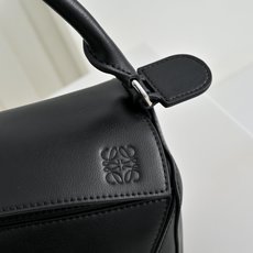¥LOEWE|长手柄Puzzle📚今年长手柄好像是流行趋势诶🔗Puzzle也长出了长手柄🎮小号size上 ¥LOEWE|长手柄Puzzle📚今年长手柄好像是流行趋势诶🔗Puzzle也长出了长手柄🎮小号size上