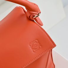 ¥LOEWE|长手柄Puzzle📚今年长手柄好像是流行趋势诶🔗Puzzle也长出了长手柄🎮中号size上 ¥LOEWE|长手柄Puzzle📚今年长手柄好像是流行趋势诶🔗Puzzle也长出了长手柄🎮中号size上