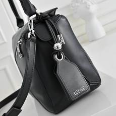 ¥LOEWE|长手柄Puzzle📚今年长手柄好像是流行趋势诶🔗Puzzle也长出了长手柄🎮中号size上 ¥LOEWE|长手柄Puzzle📚今年长手柄好像是流行趋势诶🔗Puzzle也长出了长手柄🎮中号size上
