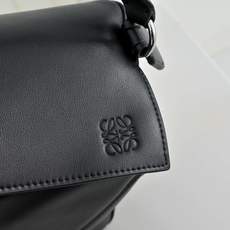 ¥LOEWE|长手柄Puzzle📚今年长手柄好像是流行趋势诶🔗Puzzle也长出了长手柄🎮中号size上 ¥LOEWE|长手柄Puzzle📚今年长手柄好像是流行趋势诶🔗Puzzle也长出了长手柄🎮中号size上