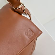 ¥LOEWE|长手柄Puzzle📚今年长手柄好像是流行趋势诶🔗Puzzle也长出了长手柄🎮中号size上 ¥LOEWE|长手柄Puzzle📚今年长手柄好像是流行趋势诶🔗Puzzle也长出了长手柄🎮中号size上