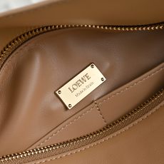 ¥LOEWE|长手柄Puzzle📚今年长手柄好像是流行趋势诶🔗Puzzle也长出了长手柄🎮中号size上 ¥LOEWE|长手柄Puzzle📚今年长手柄好像是流行趋势诶🔗Puzzle也长出了长手柄🎮中号size上