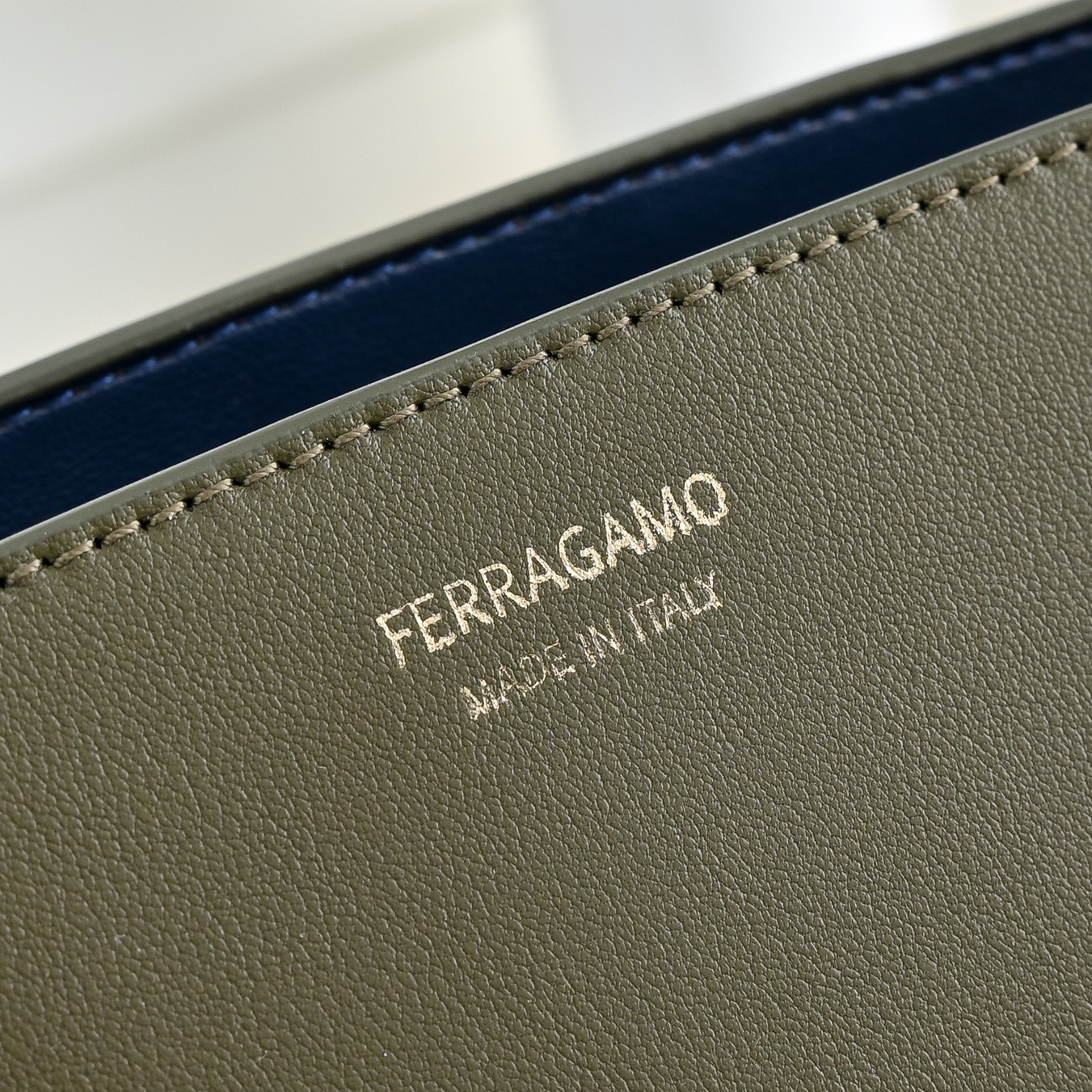 🌾Ferragamo|26SS新款横版Hug单肩包|把温柔背在肩上的优雅神器👜 💥全新横版Hug单肩包来袭!优雅现代感拉 🌾Ferragamo|26SS新款横版Hug单肩包|把温柔背在肩上的优雅神器👜 💥全新横版Hug单肩包来袭!优雅现代感拉