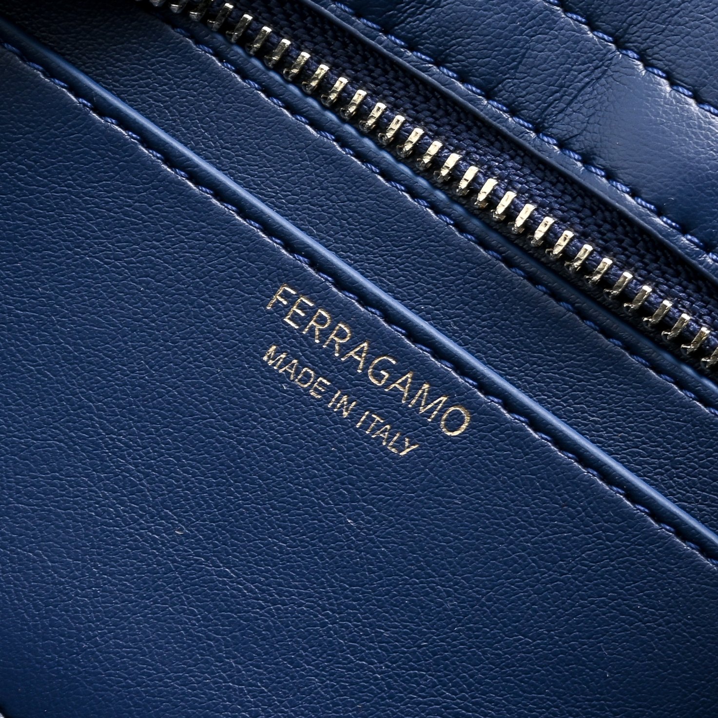 🌾Ferragamo|26SS新款横版Hug单肩包|把温柔背在肩上的优雅神器👜 💥全新横版Hug单肩包来袭!优雅现代感拉 🌾Ferragamo|26SS新款横版Hug单肩包|把温柔背在肩上的优雅神器👜 💥全新横版Hug单肩包来袭!优雅现代感拉