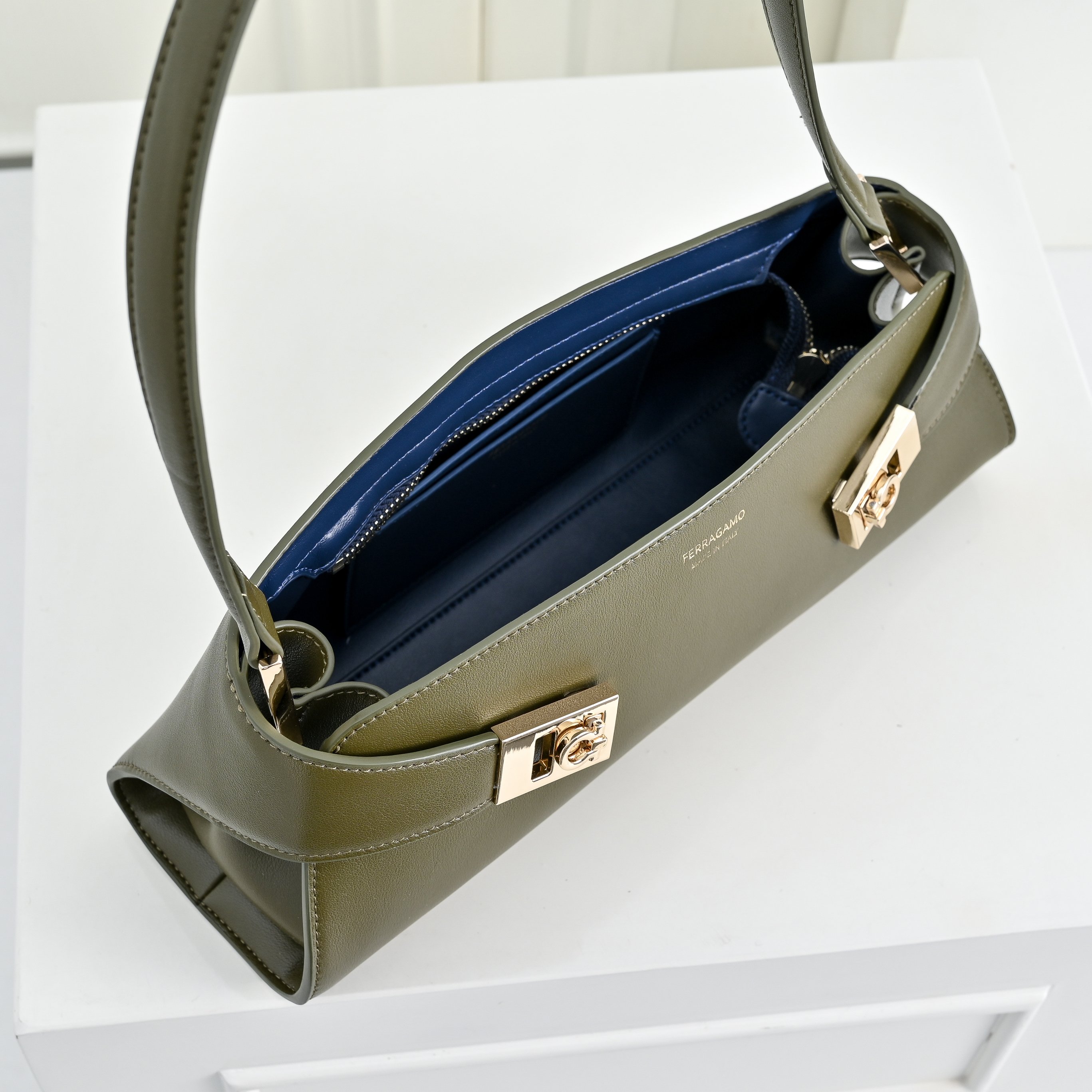 🌾Ferragamo|26SS新款横版Hug单肩包|把温柔背在肩上的优雅神器👜 💥全新横版Hug单肩包来袭!优雅现代感拉 🌾Ferragamo|26SS新款横版Hug单肩包|把温柔背在肩上的优雅神器👜 💥全新横版Hug单肩包来袭!优雅现代感拉