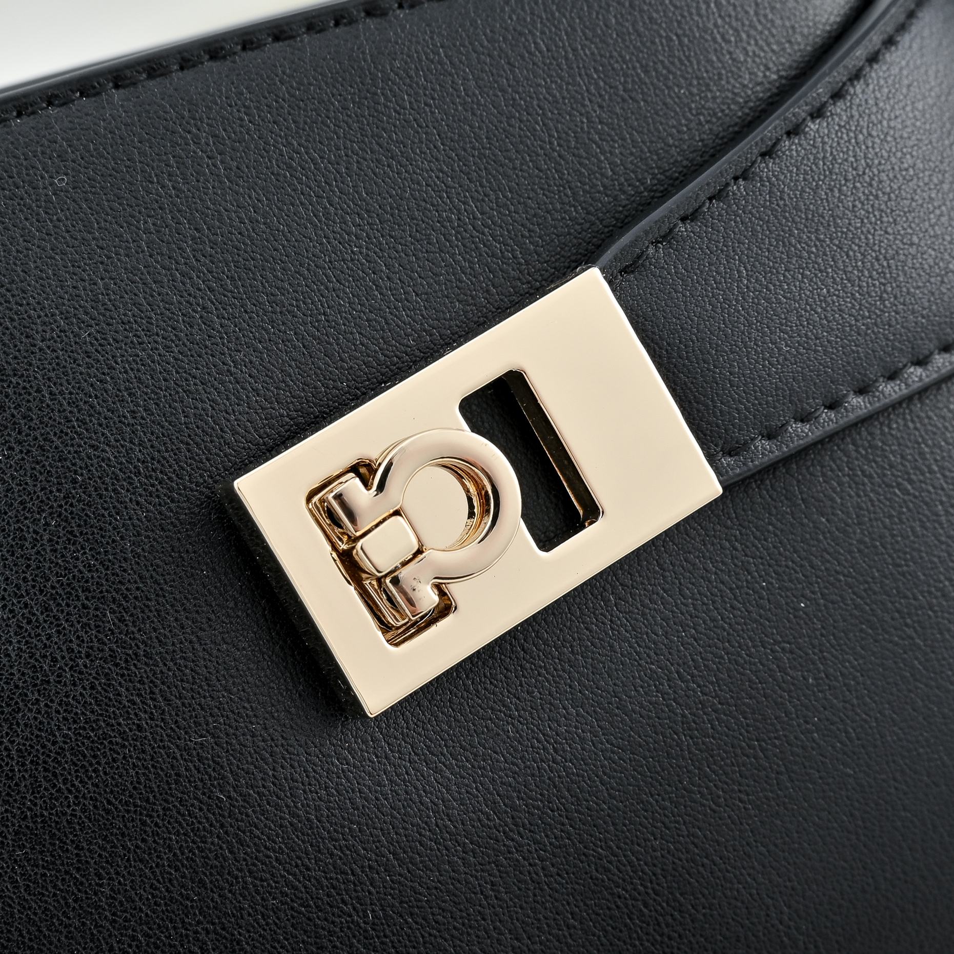 🌾Ferragamo|26SS新款横版Hug单肩包|把温柔背在肩上的优雅神器👜 💥全新横版Hug单肩包来袭!优雅现代感拉 🌾Ferragamo|26SS新款横版Hug单肩包|把温柔背在肩上的优雅神器👜 💥全新横版Hug单肩包来袭!优雅现代感拉