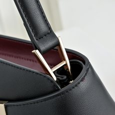 🌾Ferragamo|26SS新款横版Hug单肩包|把温柔背在肩上的优雅神器👜 💥全新横版Hug单肩包来袭!优雅现代感拉 🌾Ferragamo|26SS新款横版Hug单肩包|把温柔背在肩上的优雅神器👜 💥全新横版Hug单肩包来袭!优雅现代感拉