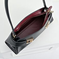 🌾Ferragamo|26SS新款横版Hug单肩包|把温柔背在肩上的优雅神器👜 💥全新横版Hug单肩包来袭!优雅现代感拉 🌾Ferragamo|26SS新款横版Hug单肩包|把温柔背在肩上的优雅神器👜 💥全新横版Hug单肩包来袭!优雅现代感拉
