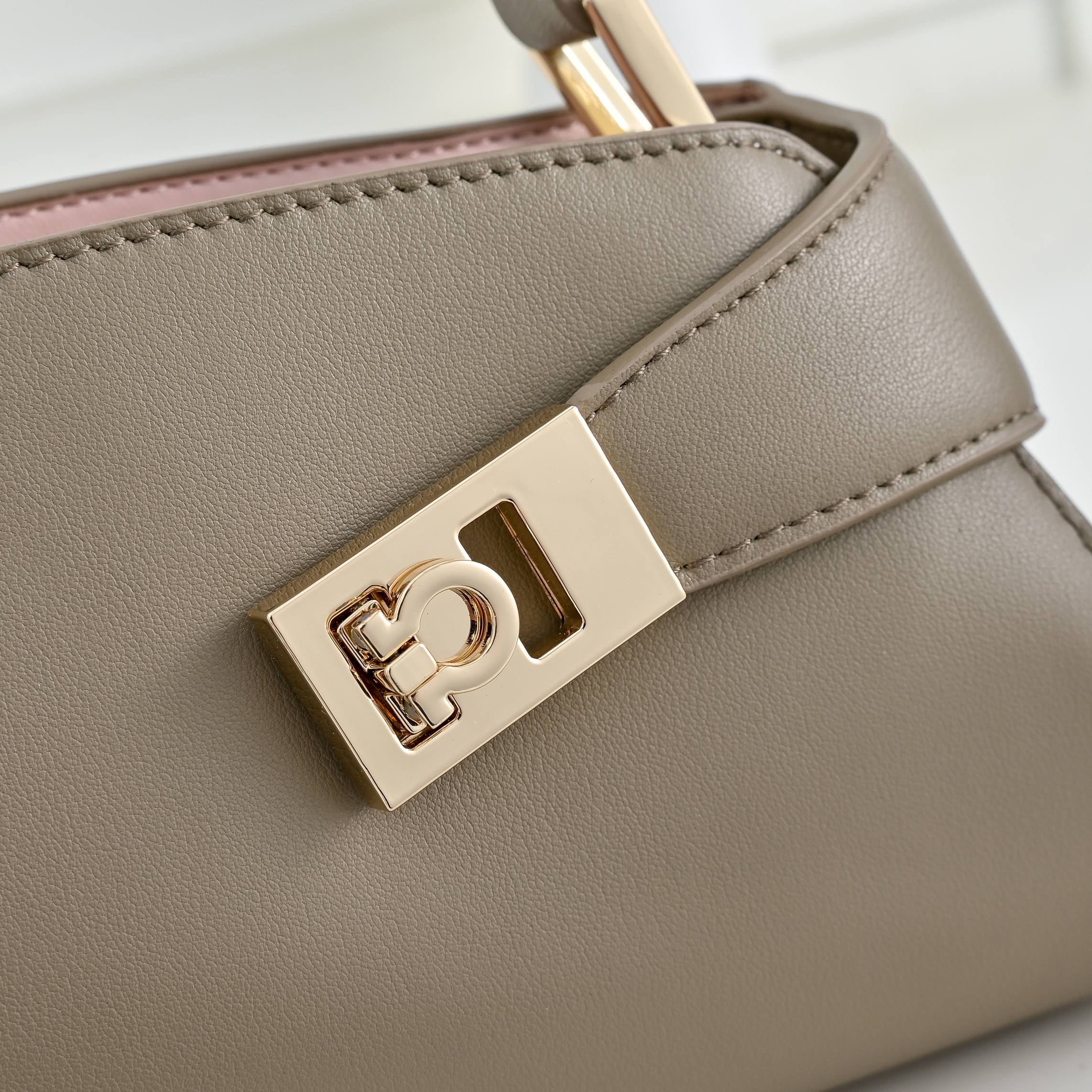 🌾Ferragamo｜26SS新款横版Hug单肩包｜把温柔背在肩上的优雅神器👜 💥全新横版Hug单肩包来袭！优雅现代感拉