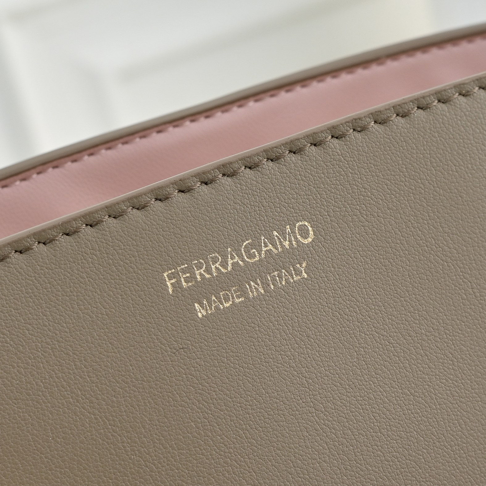 🌾Ferragamo｜26SS新款横版Hug单肩包｜把温柔背在肩上的优雅神器👜 💥全新横版Hug单肩包来袭！优雅现代感拉