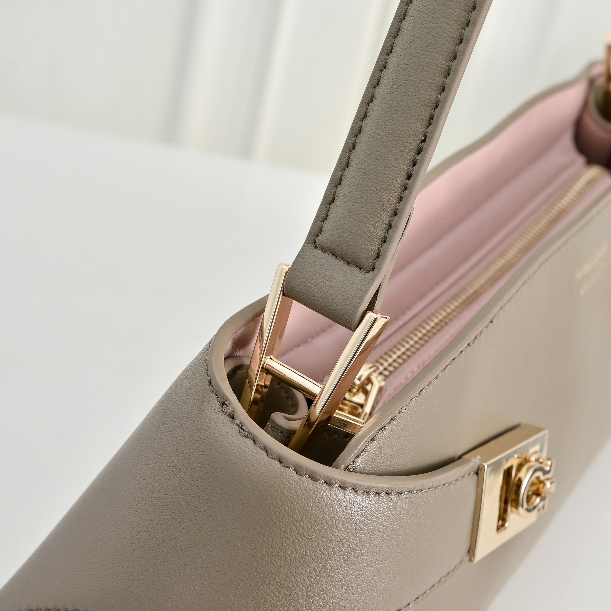 🌾Ferragamo｜26SS新款横版Hug单肩包｜把温柔背在肩上的优雅神器👜 💥全新横版Hug单肩包来袭！优雅现代感拉