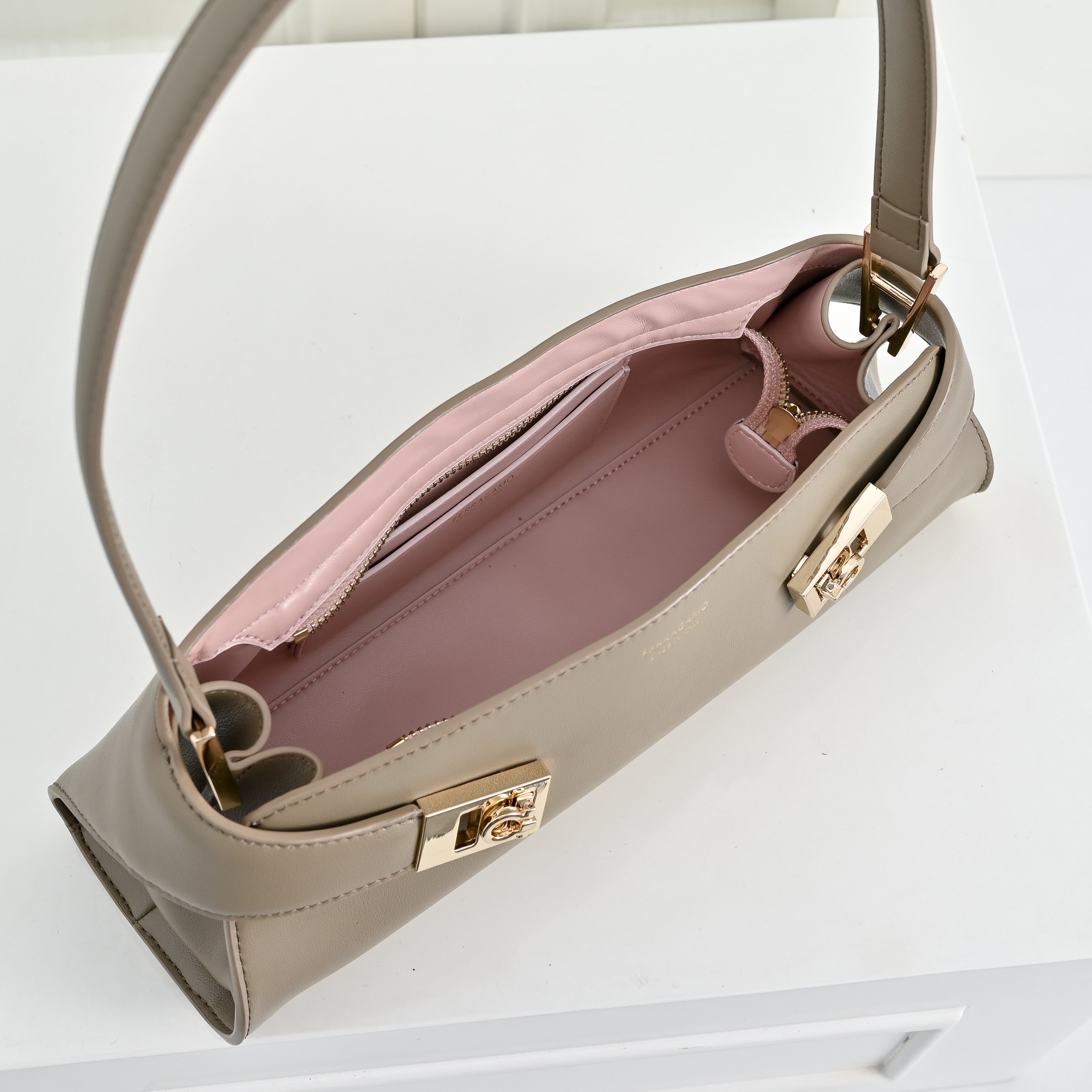 🌾Ferragamo｜26SS新款横版Hug单肩包｜把温柔背在肩上的优雅神器👜 💥全新横版Hug单肩包来袭！优雅现代感拉