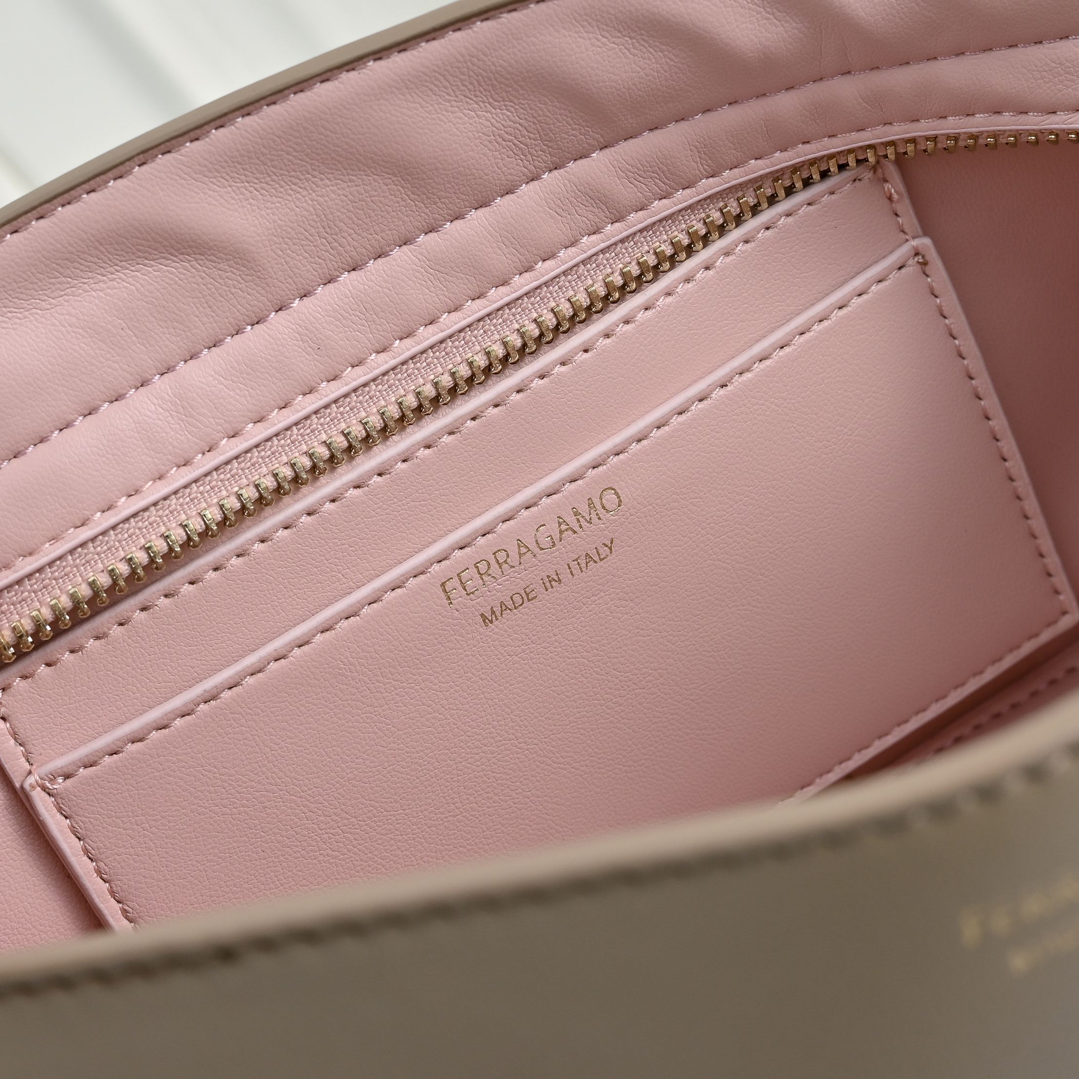 🌾Ferragamo｜26SS新款横版Hug单肩包｜把温柔背在肩上的优雅神器👜 💥全新横版Hug单肩包来袭！优雅现代感拉