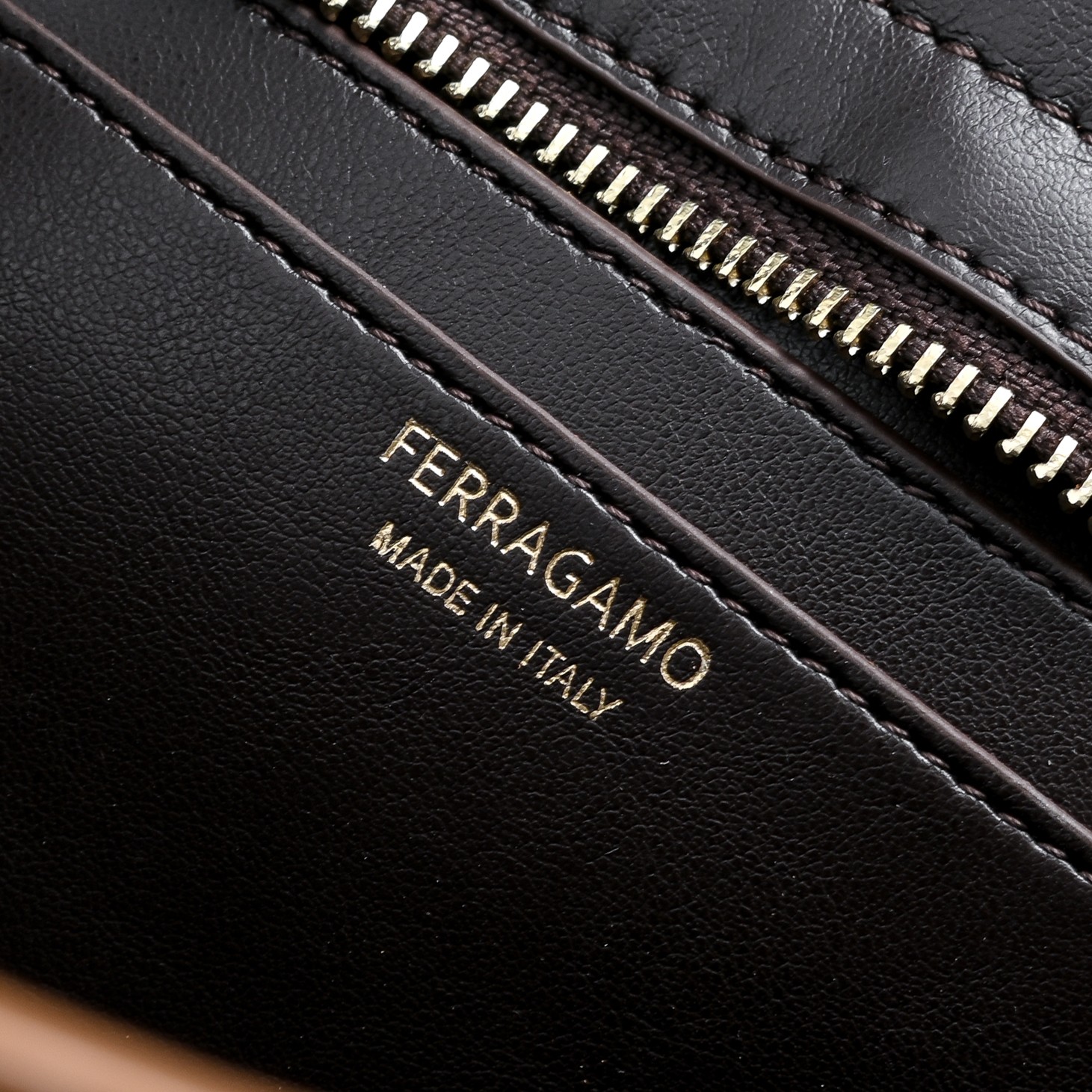 🌾Ferragamo|26SS新款横版Hug单肩包|把温柔背在肩上的优雅神器👜 💥全新横版Hug单肩包来袭!优雅现代感拉 🌾Ferragamo|26SS新款横版Hug单肩包|把温柔背在肩上的优雅神器👜 💥全新横版Hug单肩包来袭!优雅现代感拉