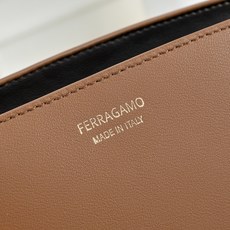 🌾Ferragamo|26SS新款横版Hug单肩包|把温柔背在肩上的优雅神器👜 💥全新横版Hug单肩包来袭!优雅现代感拉 🌾Ferragamo|26SS新款横版Hug单肩包|把温柔背在肩上的优雅神器👜 💥全新横版Hug单肩包来袭!优雅现代感拉