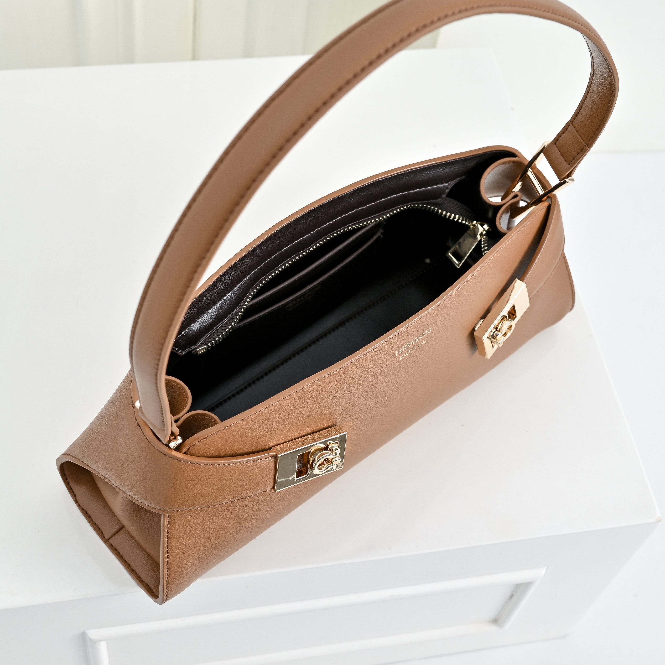 🌾Ferragamo|26SS新款横版Hug单肩包|把温柔背在肩上的优雅神器👜 💥全新横版Hug单肩包来袭!优雅现代感拉 🌾Ferragamo|26SS新款横版Hug单肩包|把温柔背在肩上的优雅神器👜 💥全新横版Hug单肩包来袭!优雅现代感拉