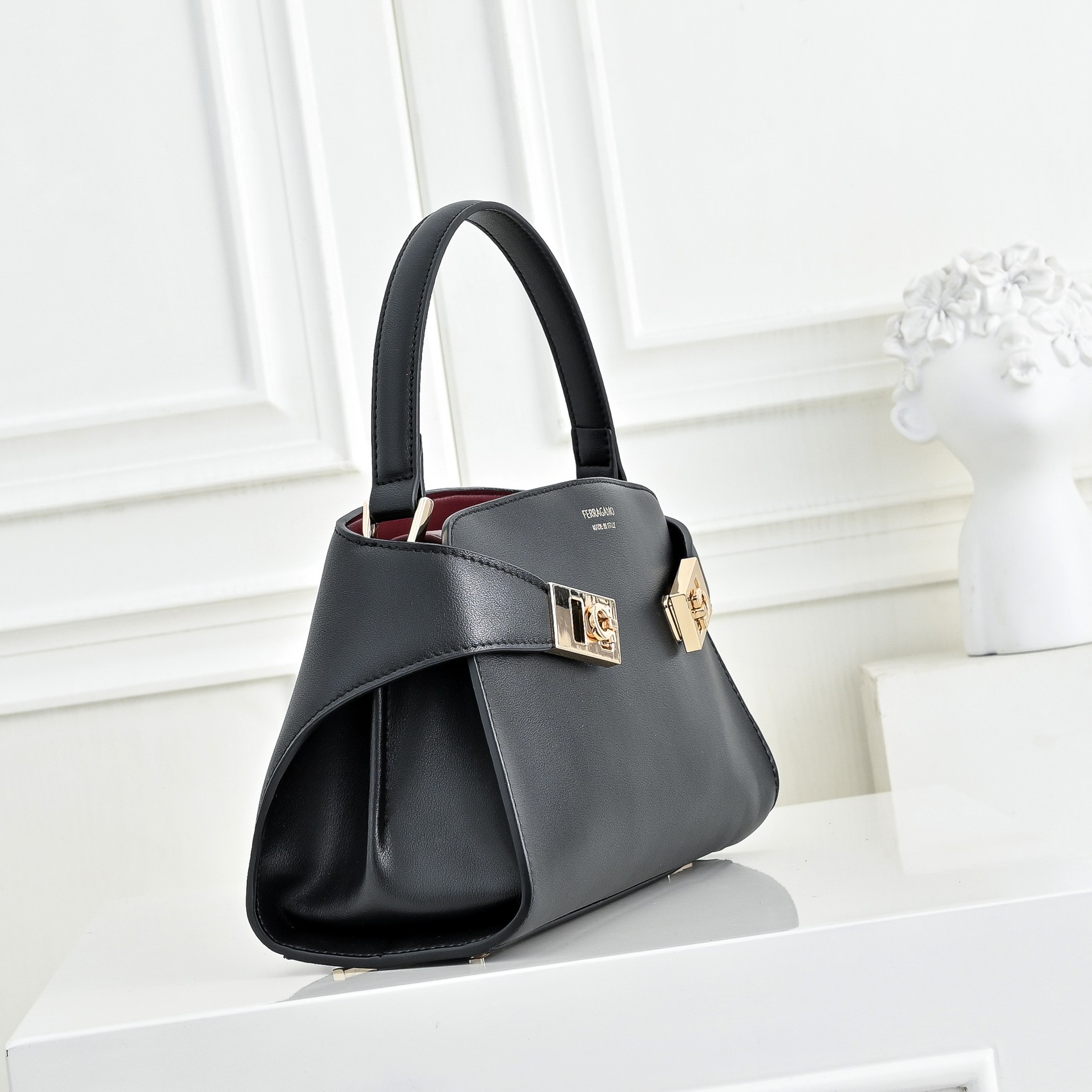🌾Ferragamo｜菲拉格慕2026春夏王炸款!谁背谁显贵神仙配色全在线：手提单肩斜挎，低饱和高级感，通勤/正式场合闭