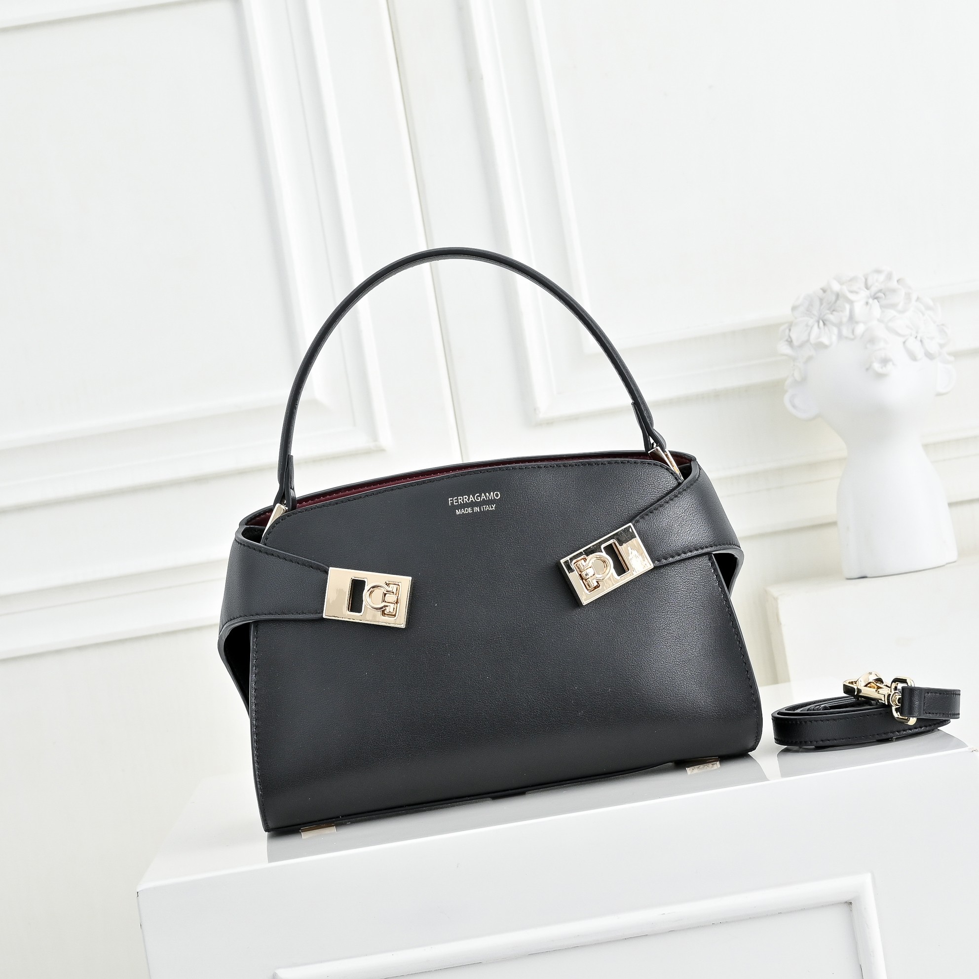 🌾Ferragamo｜菲拉格慕2026春夏王炸款!谁背谁显贵神仙配色全在线：手提单肩斜挎，低饱和高级感，通勤/正式场合闭
