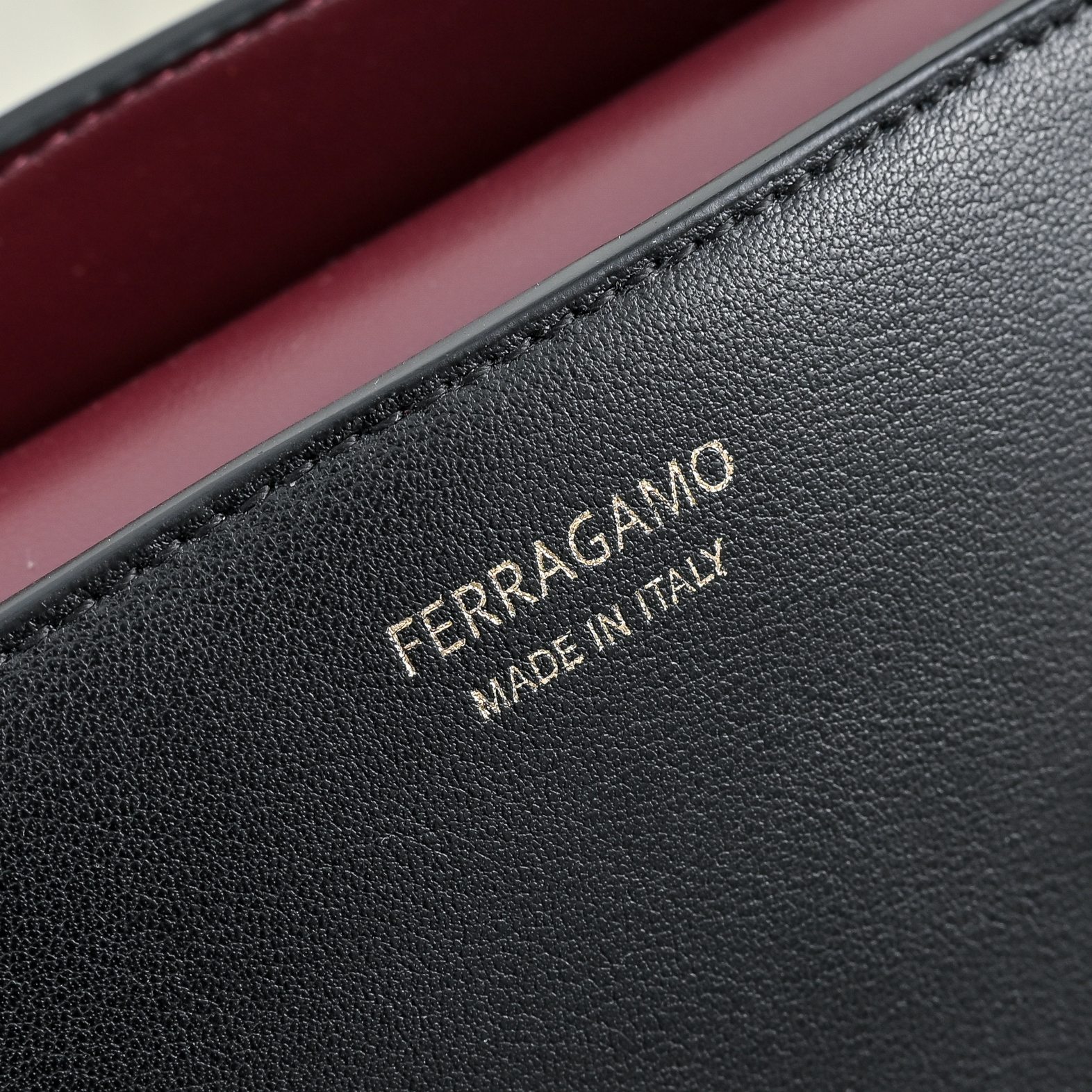 🌾Ferragamo｜菲拉格慕2026春夏王炸款!谁背谁显贵神仙配色全在线：手提单肩斜挎，低饱和高级感，通勤/正式场合闭