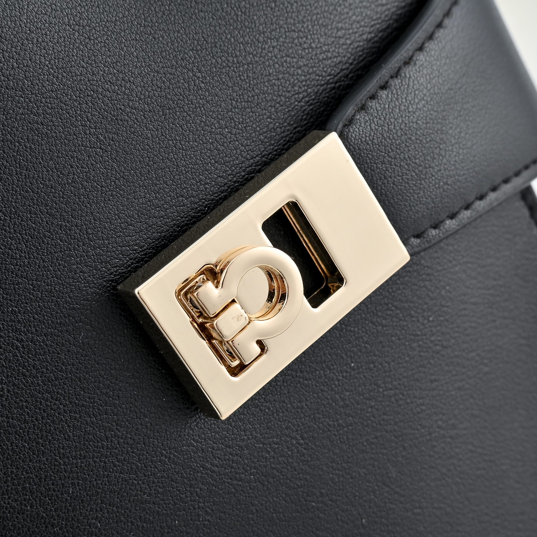 🌾Ferragamo｜菲拉格慕2026春夏王炸款!谁背谁显贵神仙配色全在线：手提单肩斜挎，低饱和高级感，通勤/正式场合闭