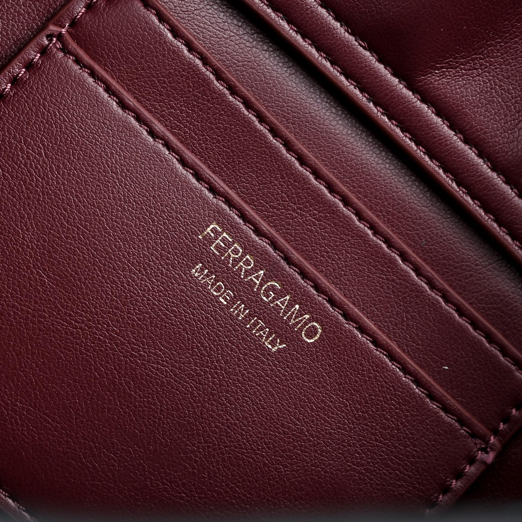 🌾Ferragamo｜菲拉格慕2026春夏王炸款!谁背谁显贵神仙配色全在线：手提单肩斜挎，低饱和高级感，通勤/正式场合闭