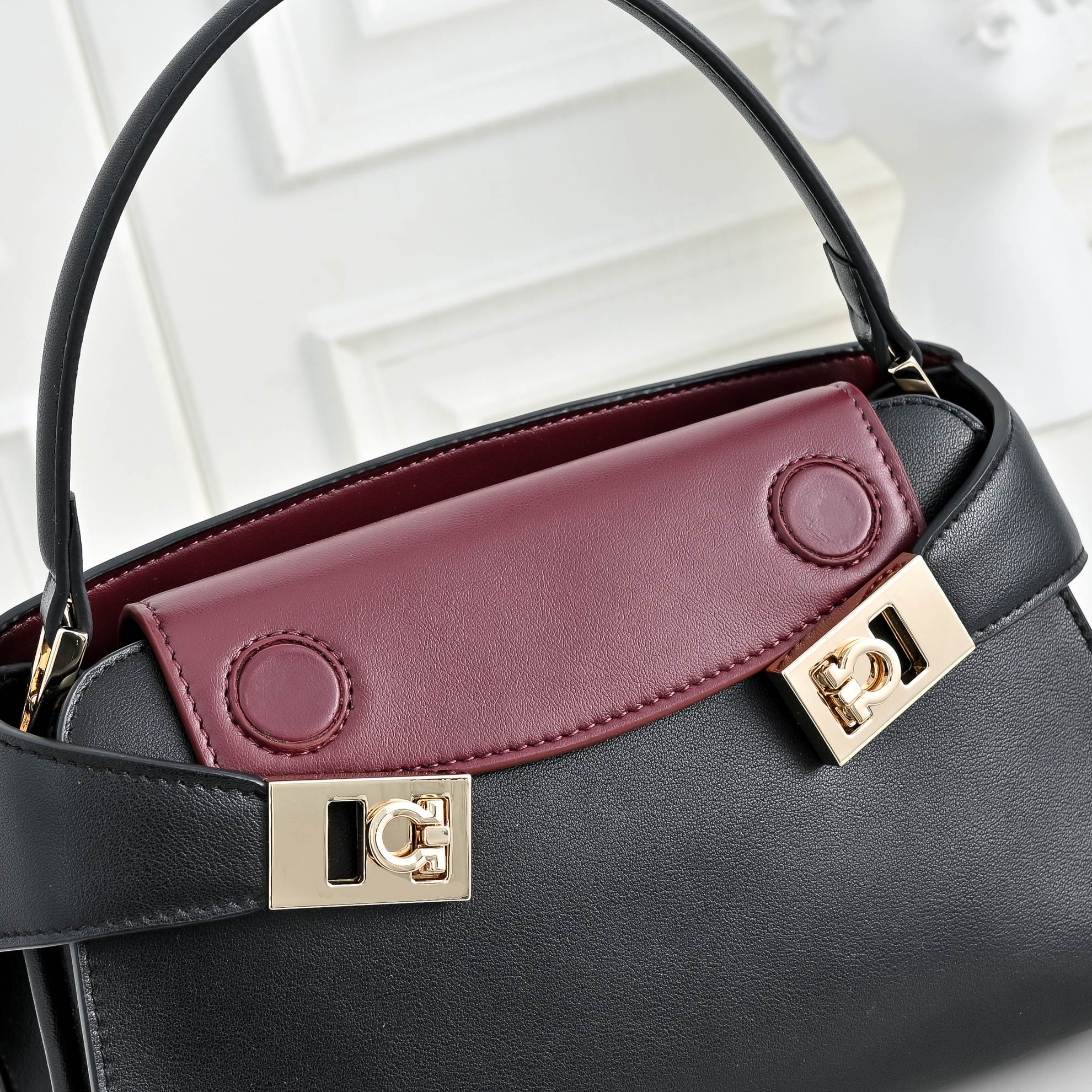 🌾Ferragamo｜菲拉格慕2026春夏王炸款!谁背谁显贵神仙配色全在线：手提单肩斜挎，低饱和高级感，通勤/正式场合闭