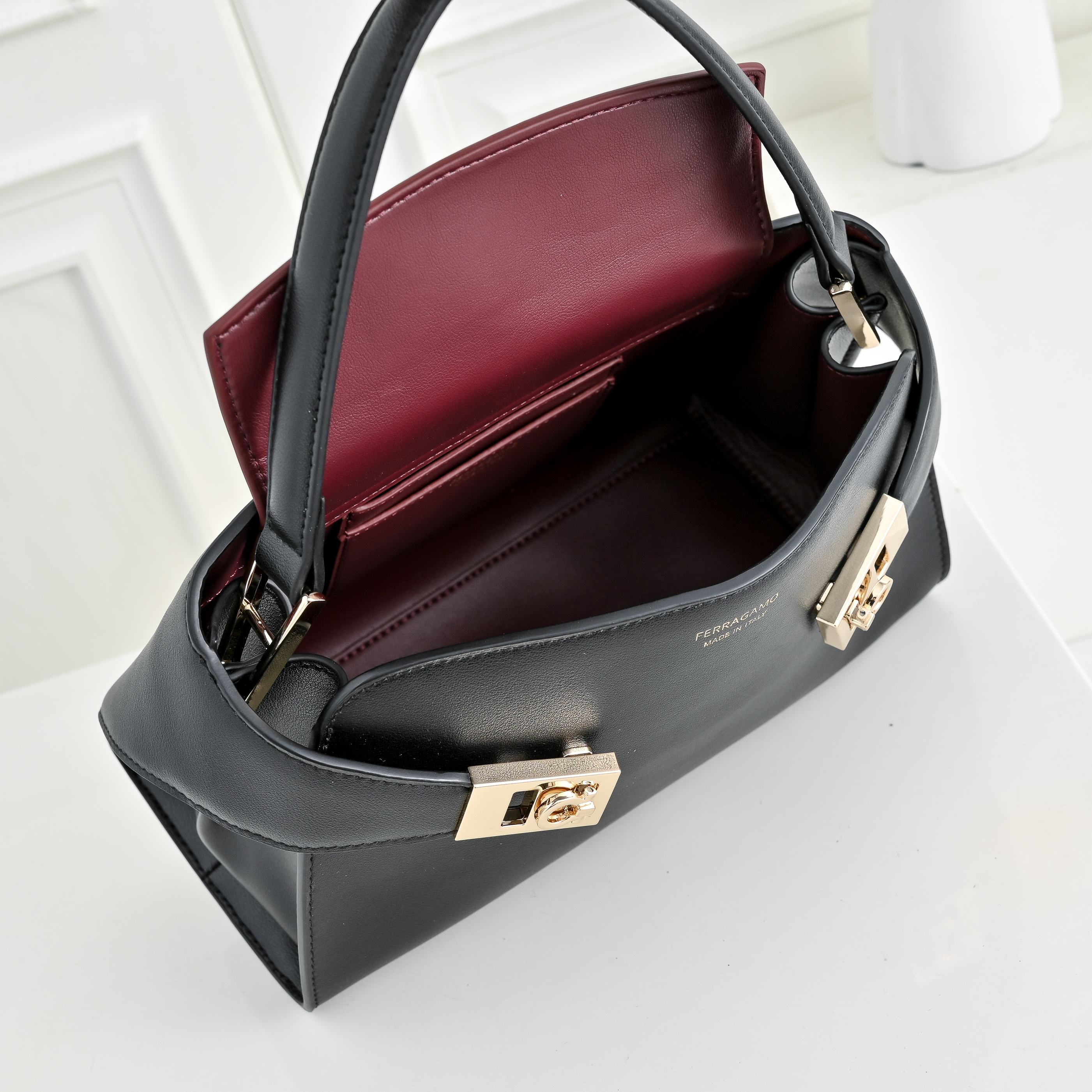 🌾Ferragamo｜菲拉格慕2026春夏王炸款!谁背谁显贵神仙配色全在线：手提单肩斜挎，低饱和高级感，通勤/正式场合闭
