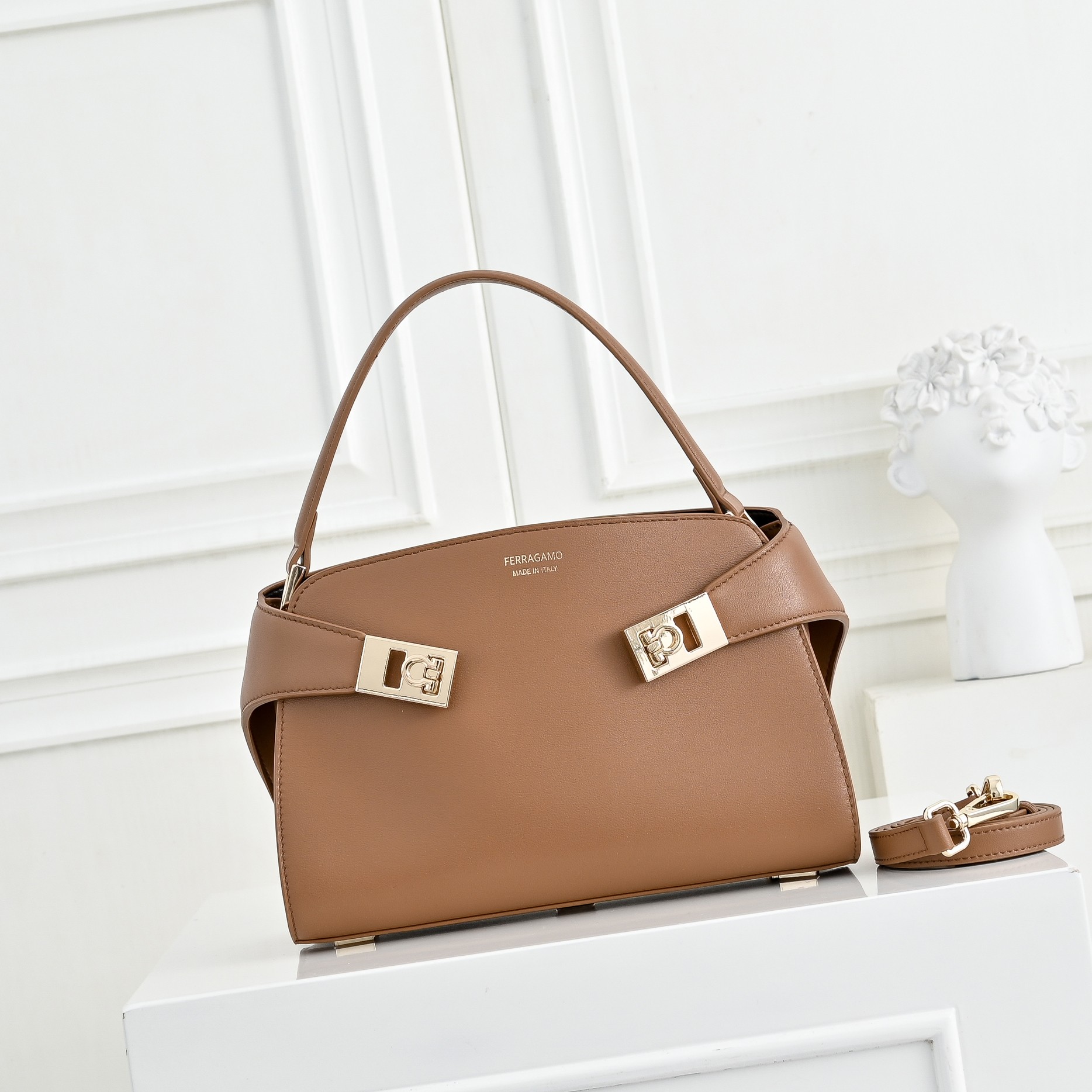 🌾Ferragamo｜菲拉格慕2026春夏王炸款!谁背谁显贵神仙配色全在线：手提单肩斜挎，低饱和高级感，通勤/正式场合闭