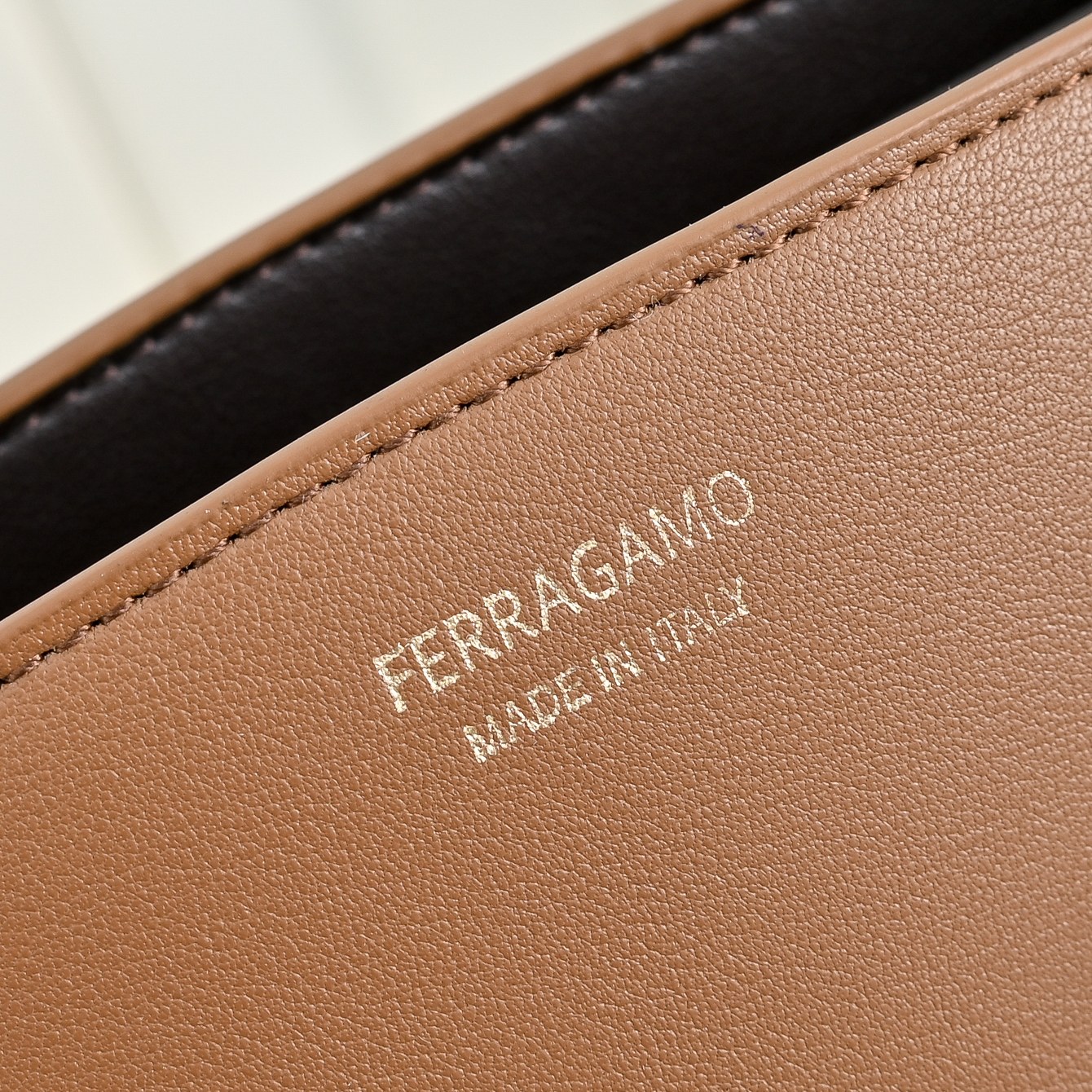 🌾Ferragamo｜菲拉格慕2026春夏王炸款!谁背谁显贵神仙配色全在线：手提单肩斜挎，低饱和高级感，通勤/正式场合闭