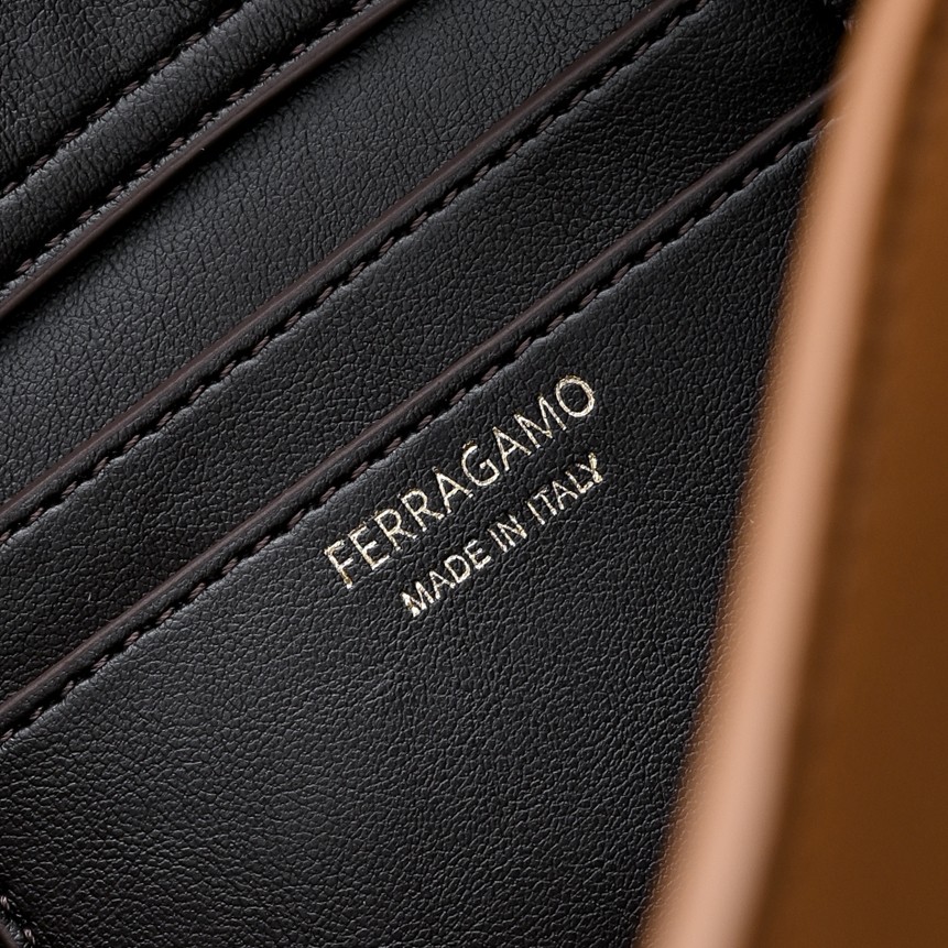 🌾Ferragamo｜菲拉格慕2026春夏王炸款!谁背谁显贵神仙配色全在线：手提单肩斜挎，低饱和高级感，通勤/正式场合闭