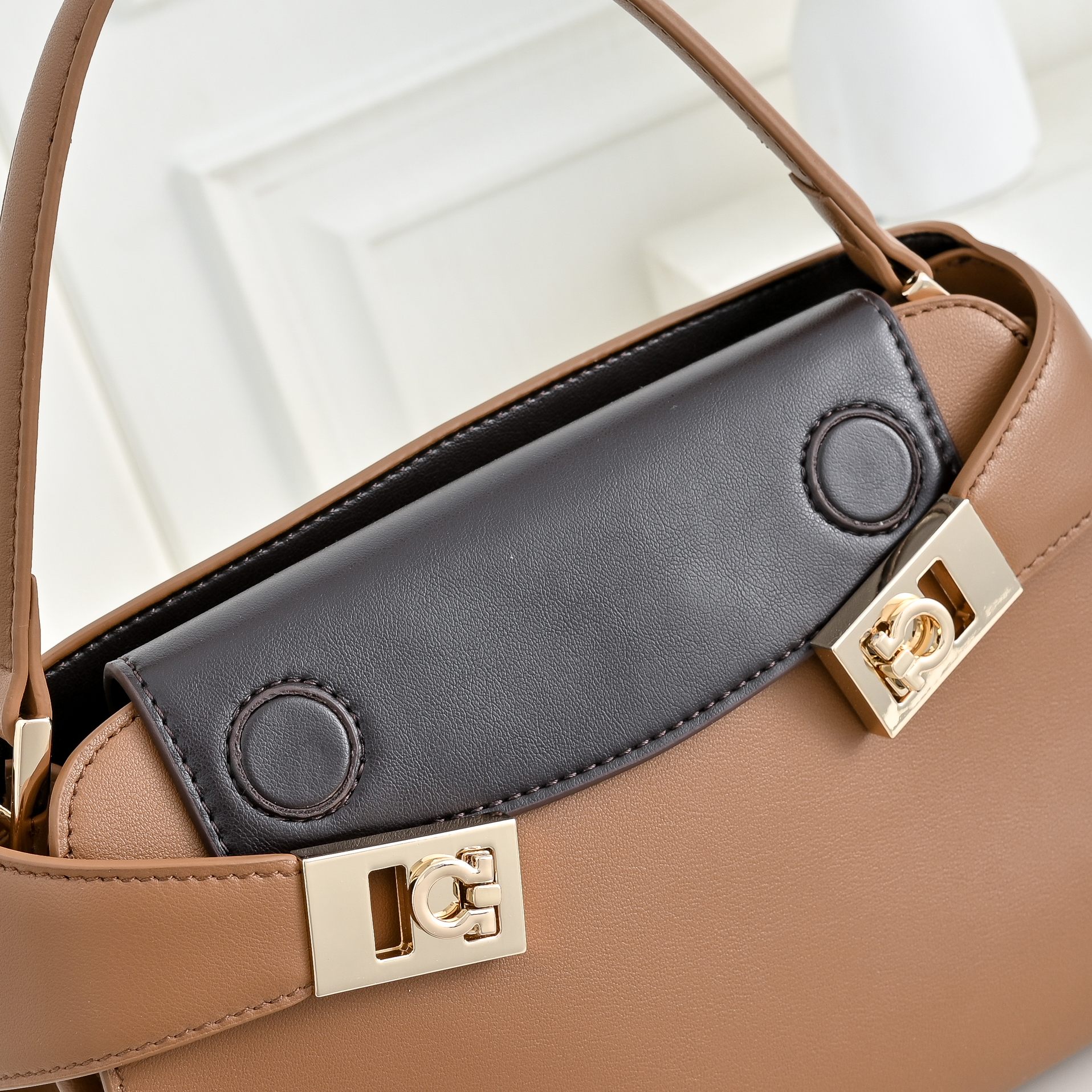 🌾Ferragamo｜菲拉格慕2026春夏王炸款!谁背谁显贵神仙配色全在线：手提单肩斜挎，低饱和高级感，通勤/正式场合闭