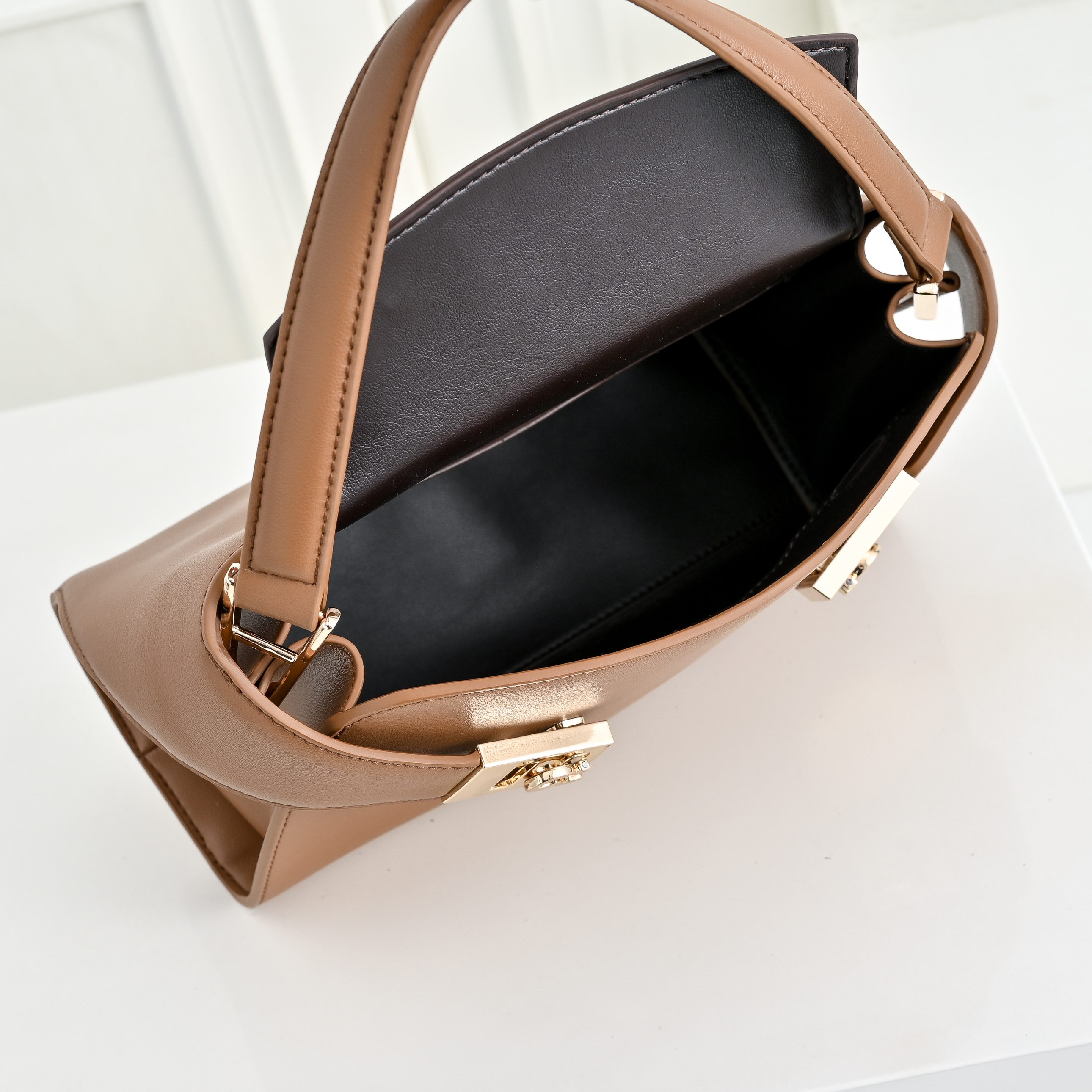 🌾Ferragamo｜菲拉格慕2026春夏王炸款!谁背谁显贵神仙配色全在线：手提单肩斜挎，低饱和高级感，通勤/正式场合闭