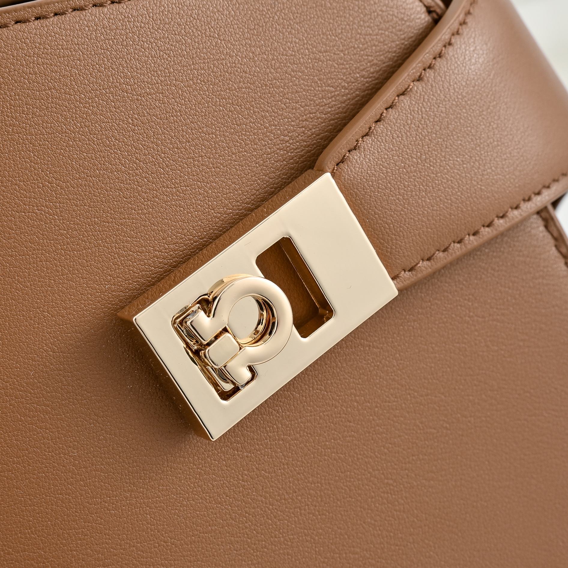 🌾Ferragamo｜菲拉格慕2026春夏王炸款!谁背谁显贵神仙配色全在线：手提单肩斜挎，低饱和高级感，通勤/正式场合闭