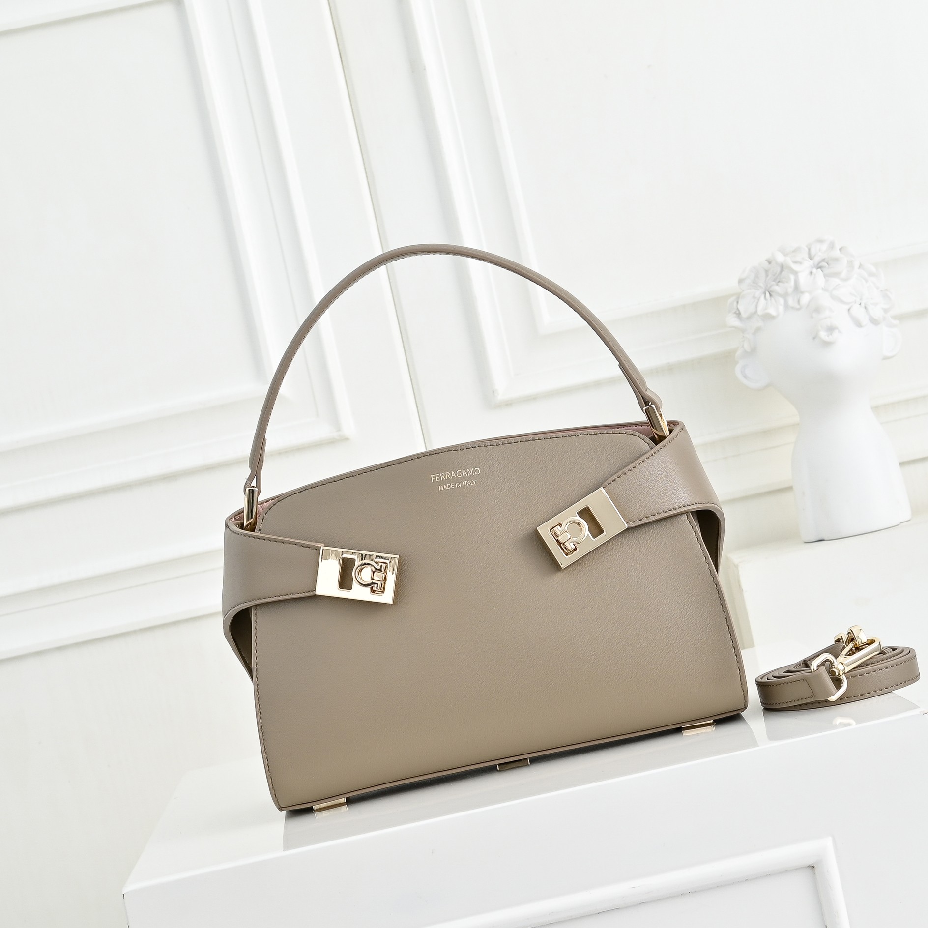 🌾Ferragamo｜菲拉格慕2026春夏王炸款!谁背谁显贵神仙配色全在线：手提单肩斜挎，低饱和高级感，通勤/正式场合闭