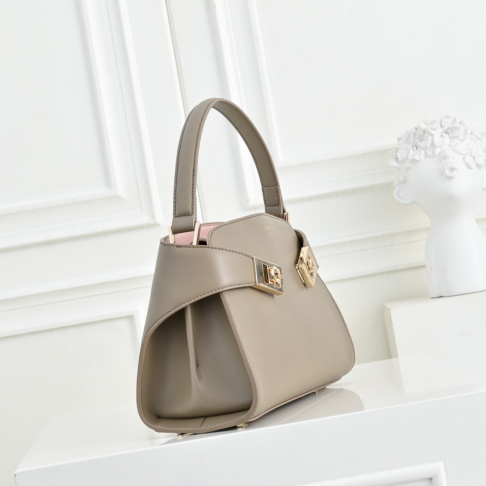 🌾Ferragamo｜菲拉格慕2026春夏王炸款!谁背谁显贵神仙配色全在线：手提单肩斜挎，低饱和高级感，通勤/正式场合闭